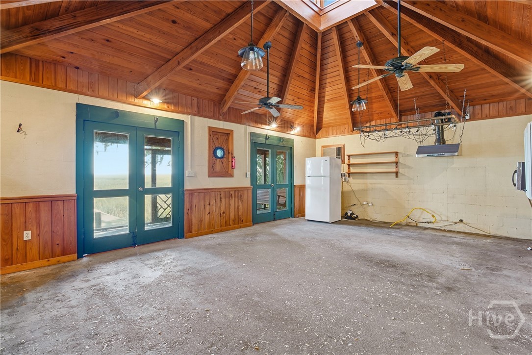 Dock house with plumbing and electric
