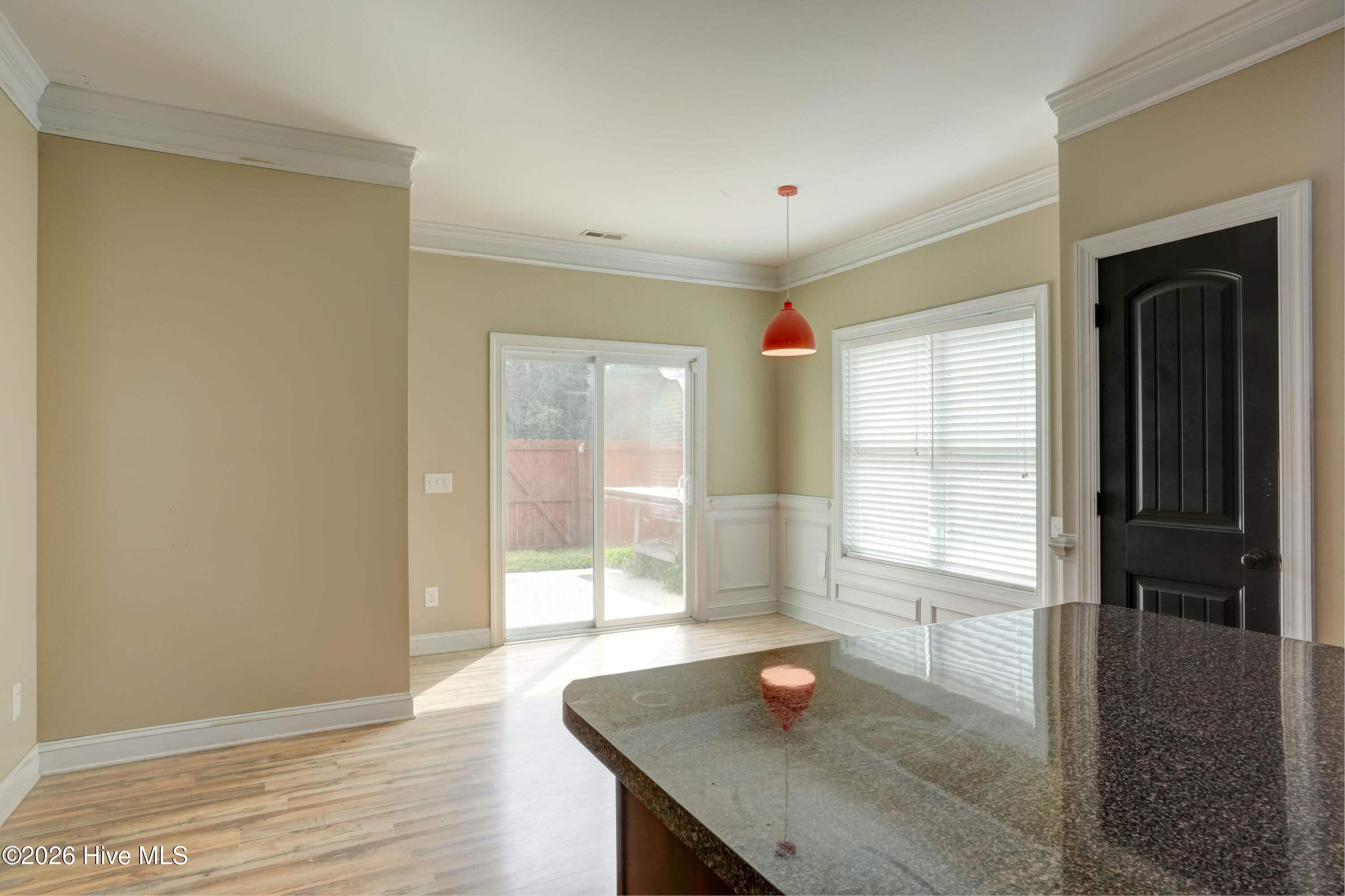 100561600 | Photo 11