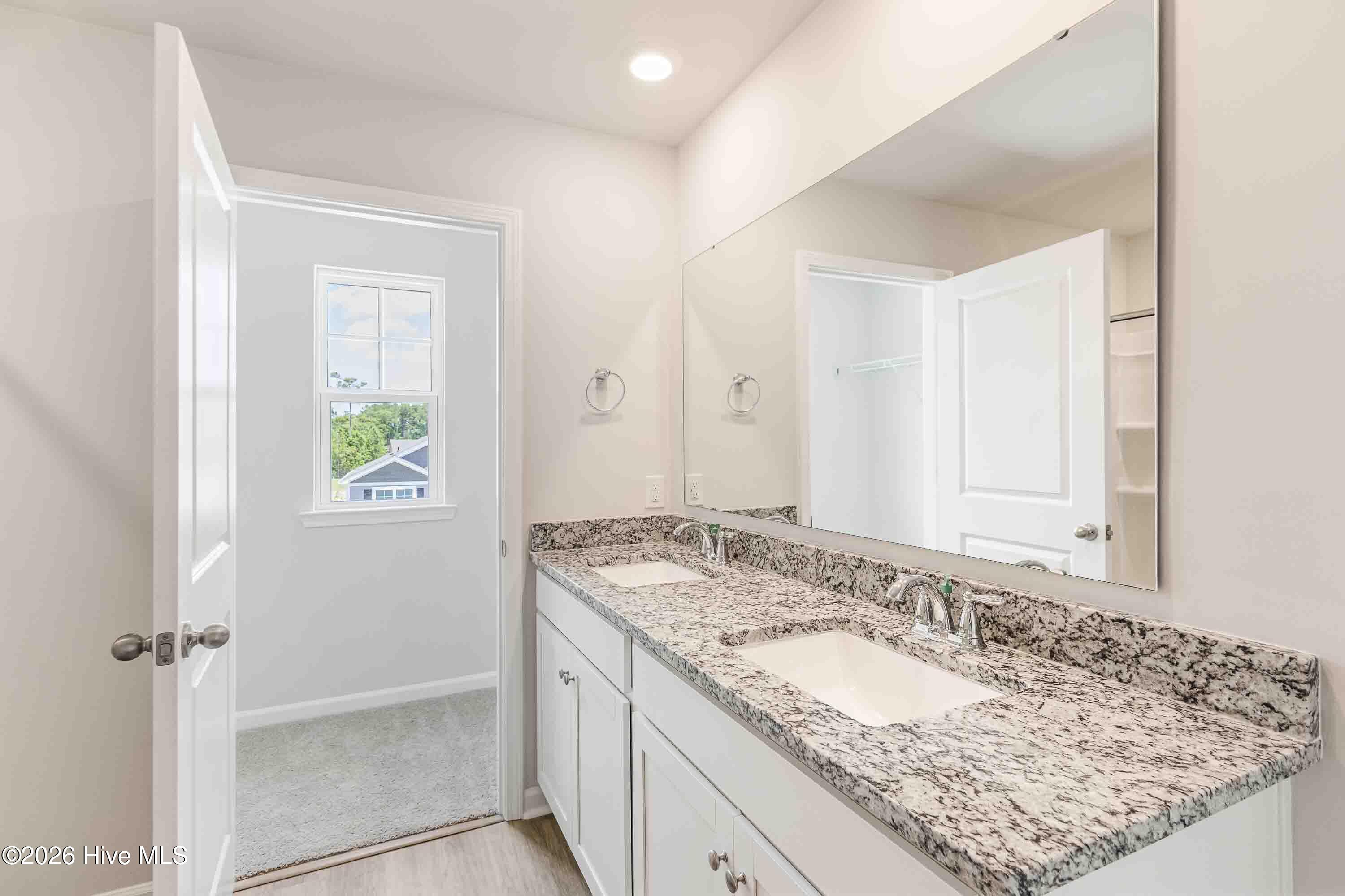 100564183 | Photo 24