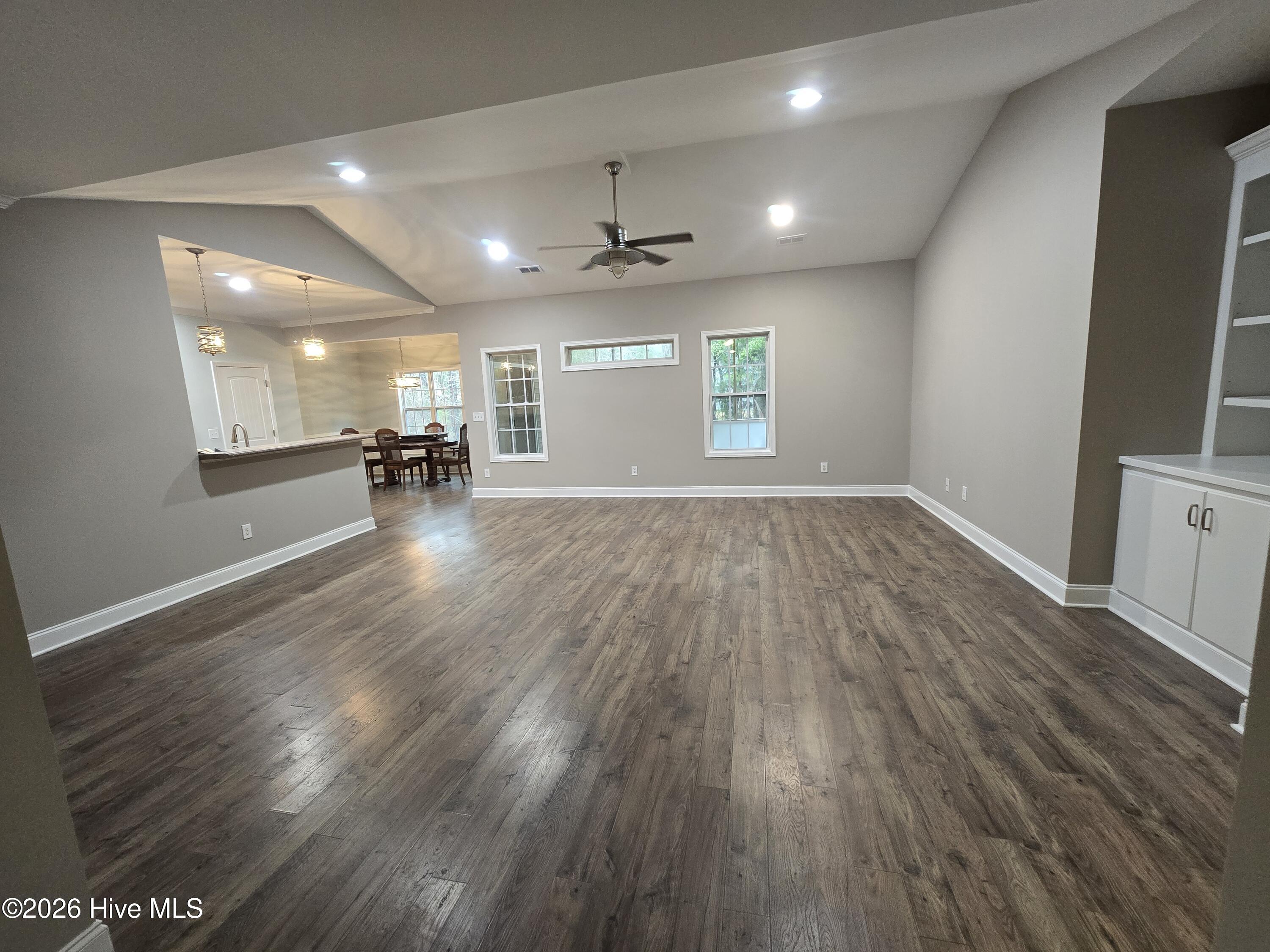 100547360 | Photo 31