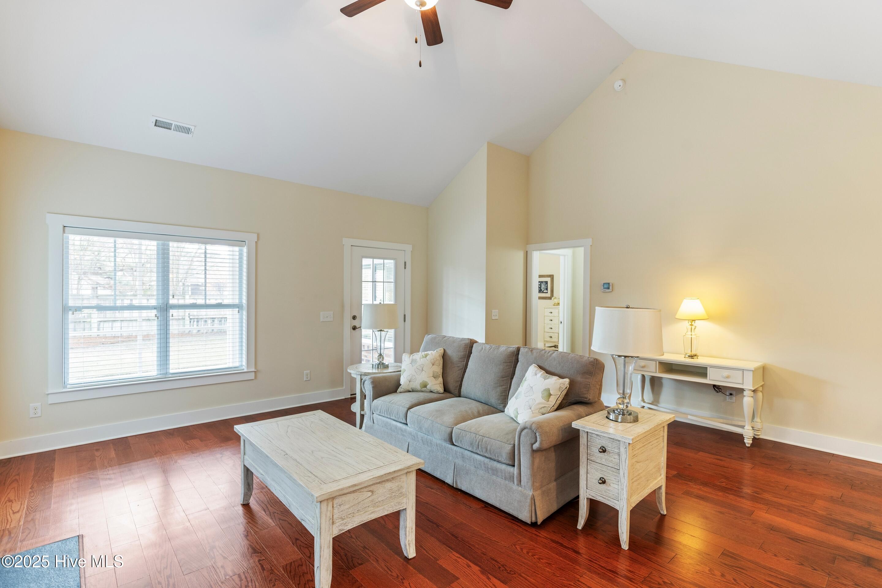 100542778 | Photo 13