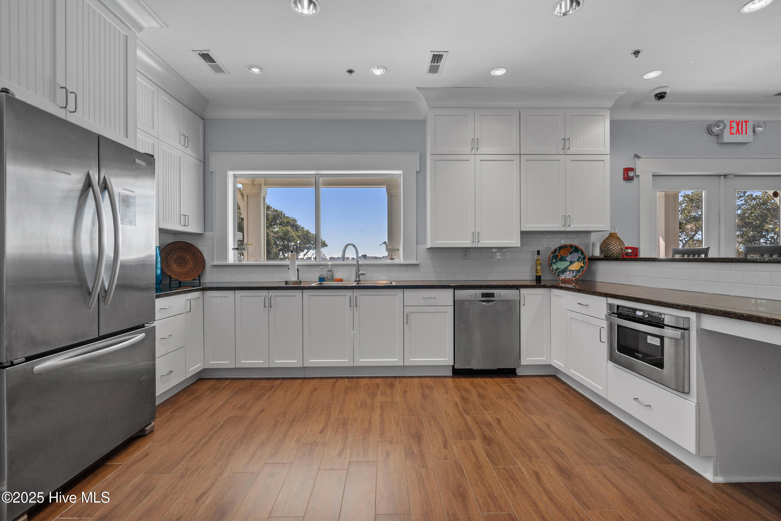 100539009 | Photo 64