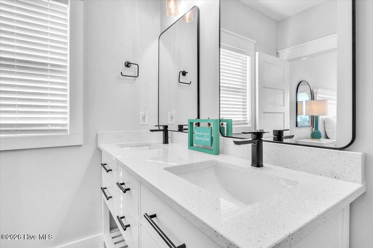 100565716 | Photo 37