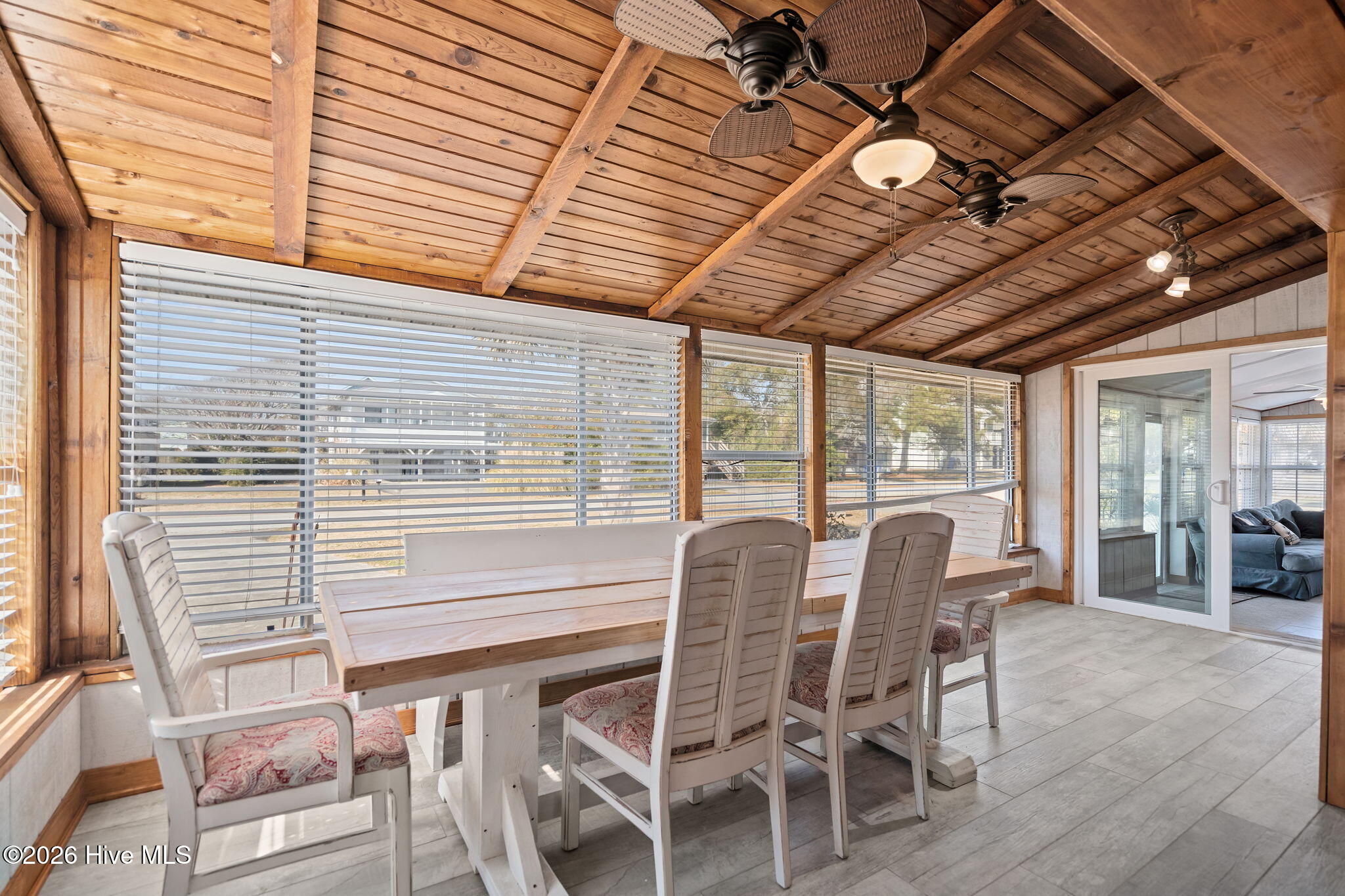 100545897 | Photo 19