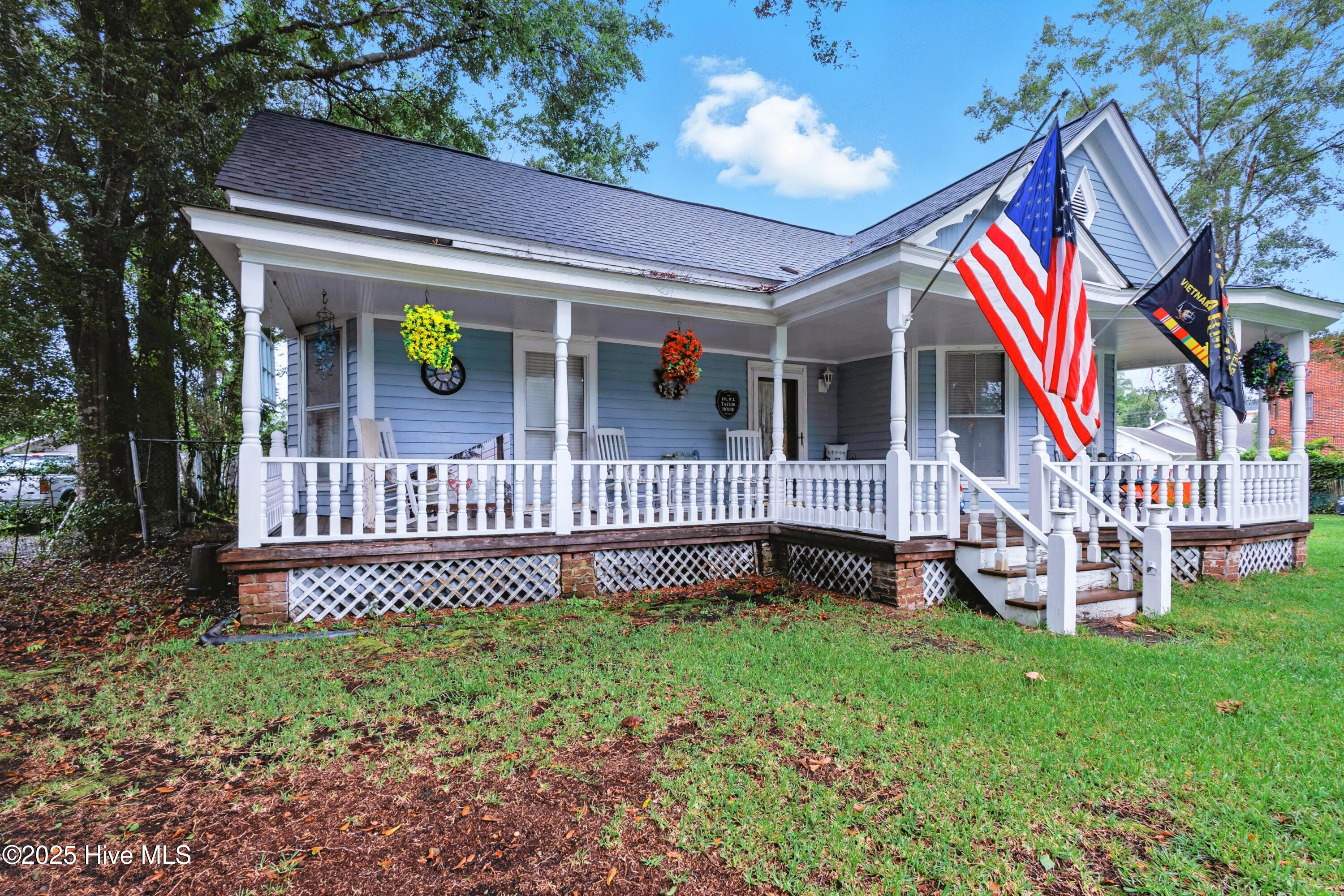 Homes for sale in Burgaw, NC | 207 S Walker St, Burgaw, NC 28425 | MLS# 100525104