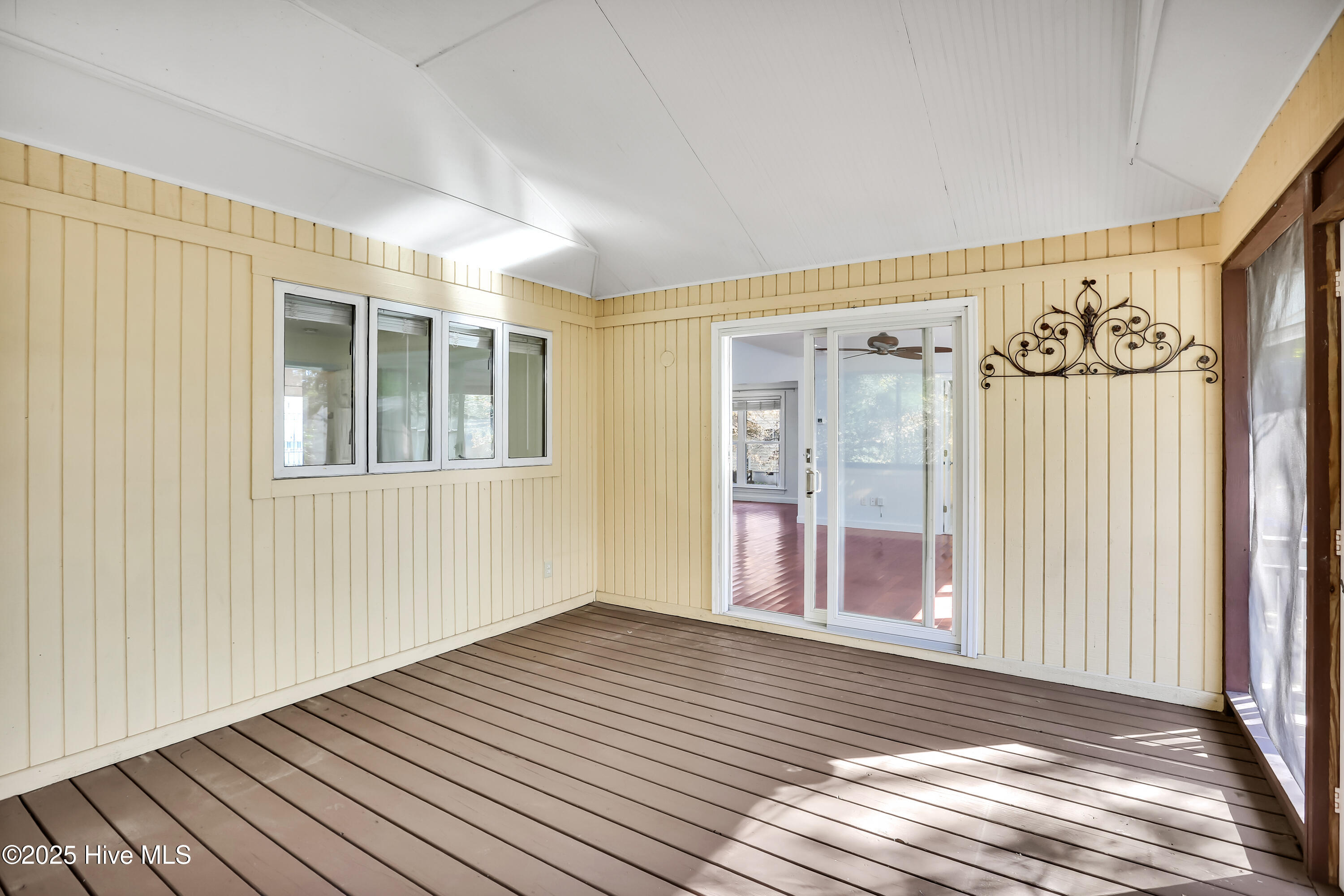 100543025 | Photo 36