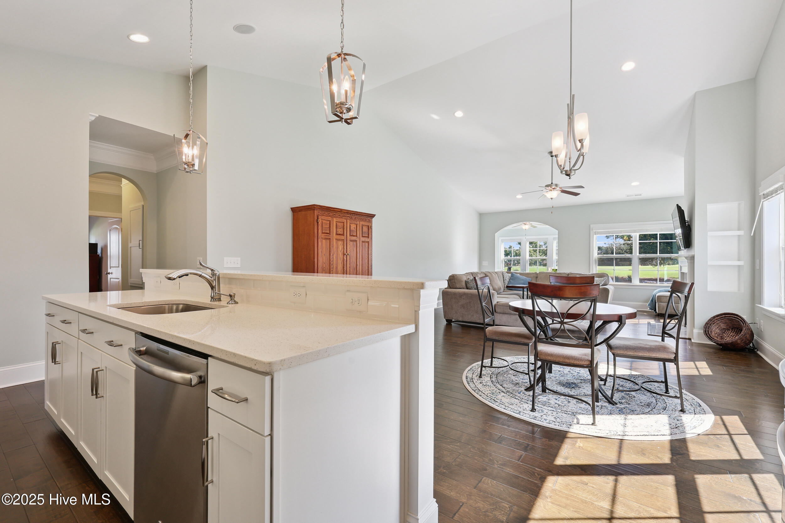 100521599 | Photo 12