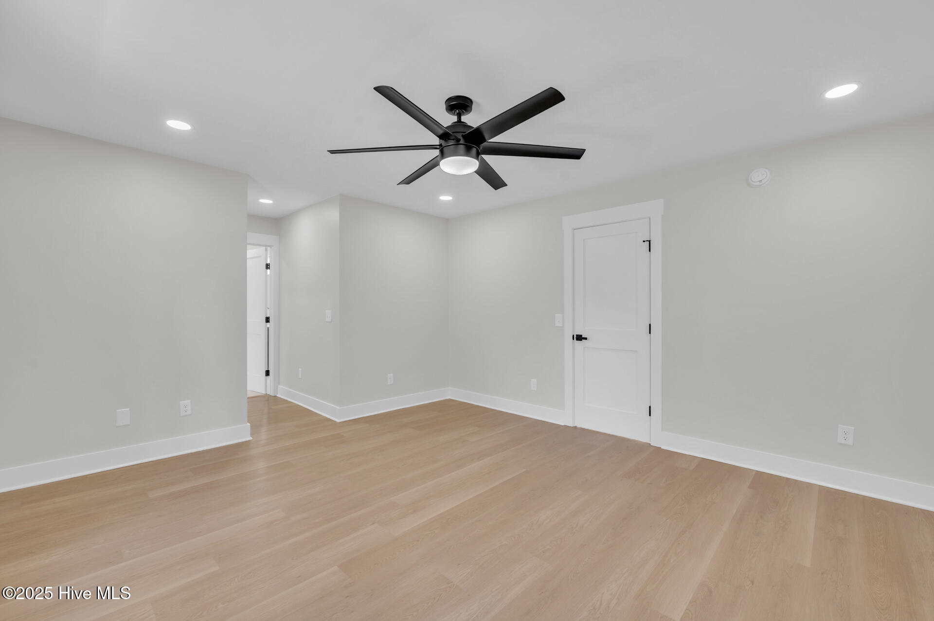 100540114 | Photo 36