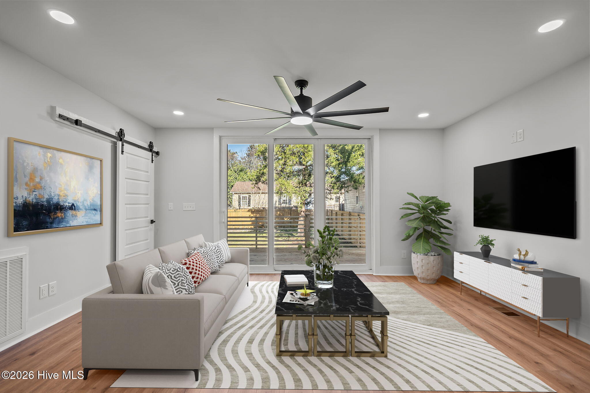 100550651 | Photo 26