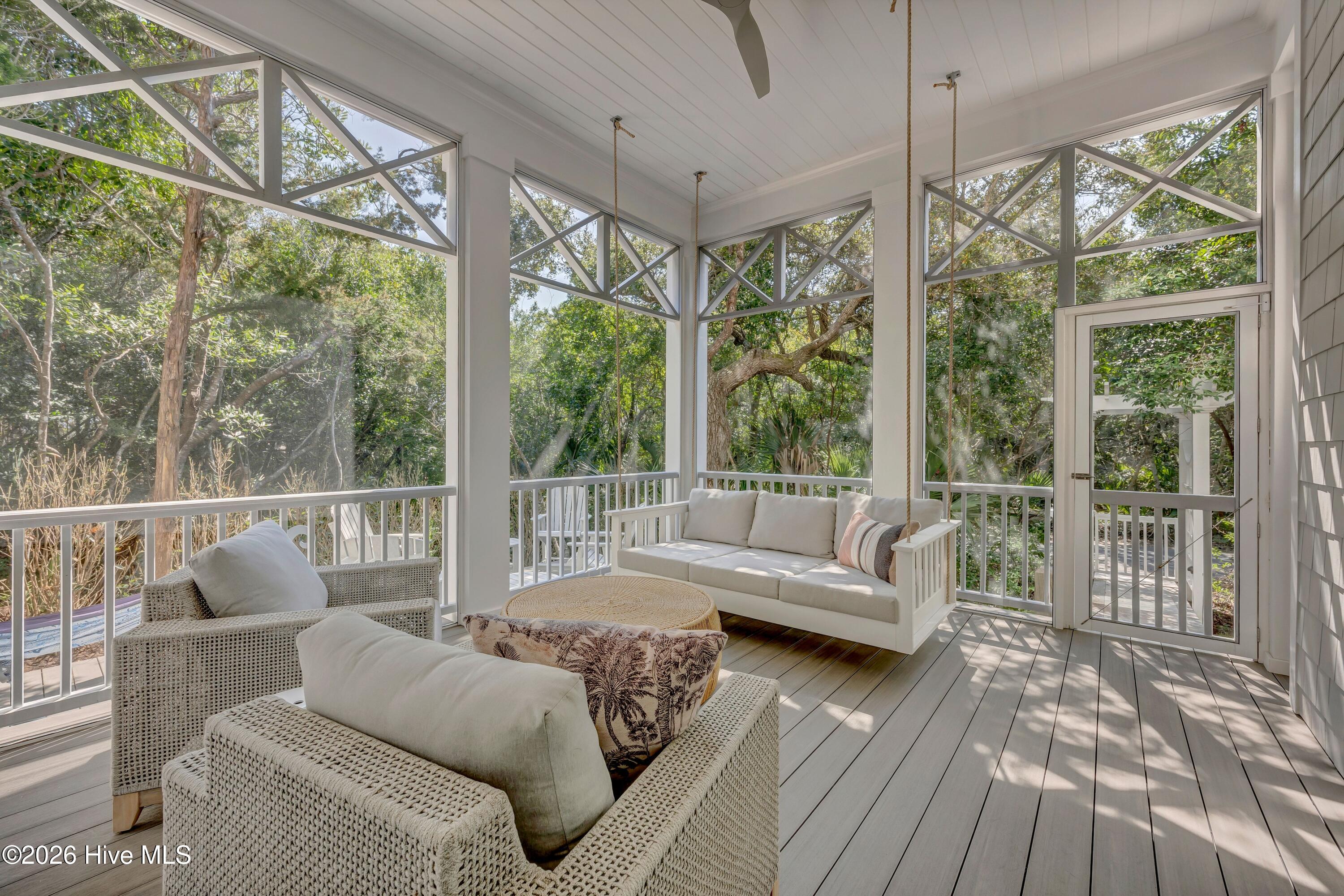 100567930 | Photo 46