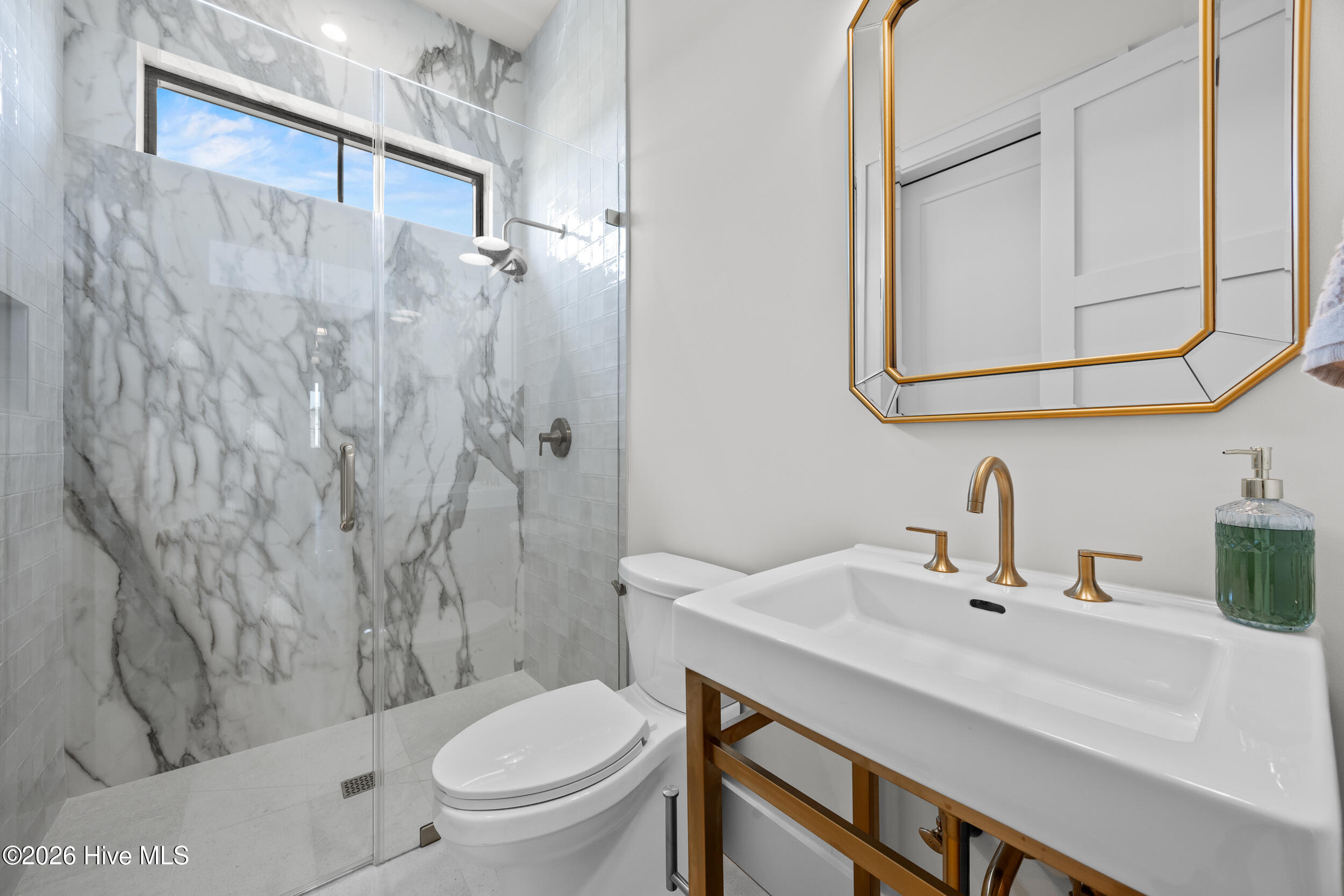 100561987 | Photo 43