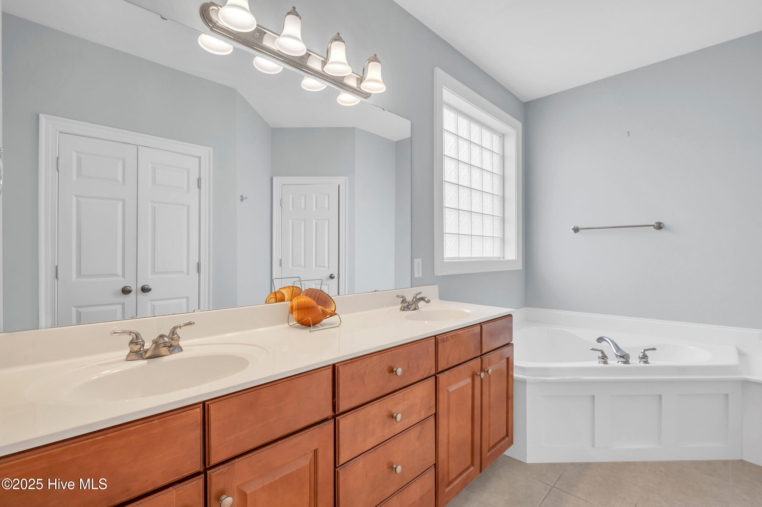 100514630 | Photo 25