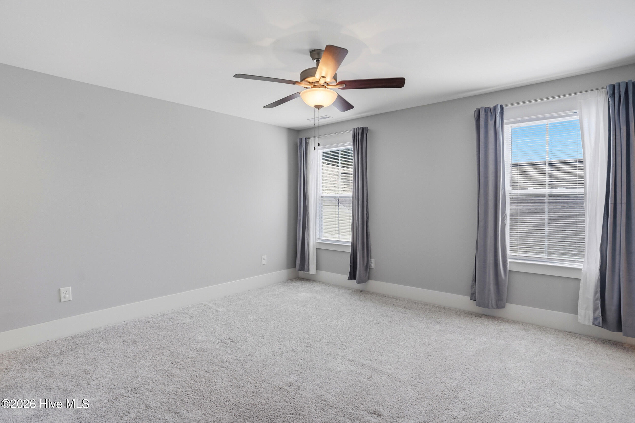 100565471 | Photo 38