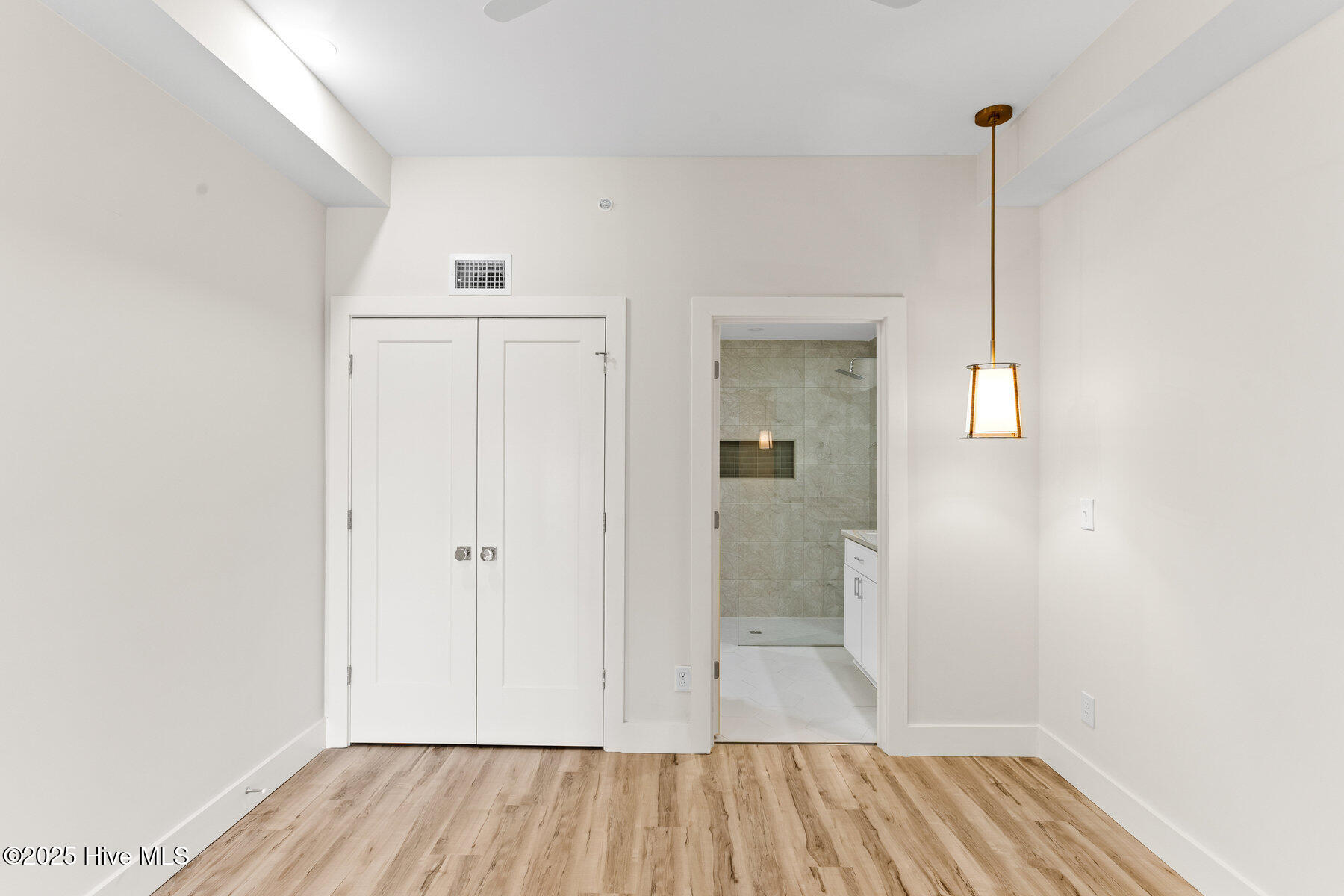 100510467 | Photo 16