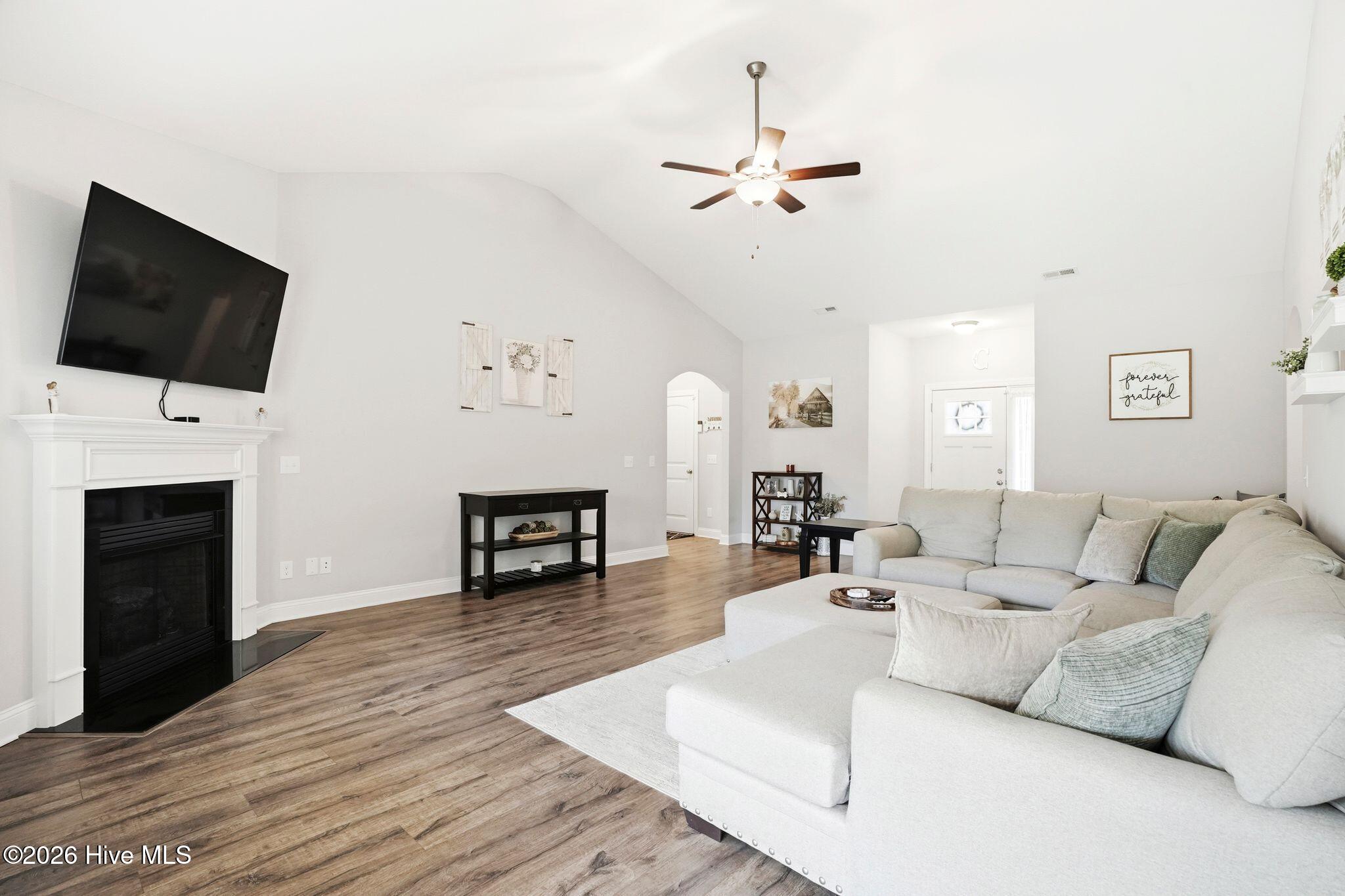 100563818 | Photo 11