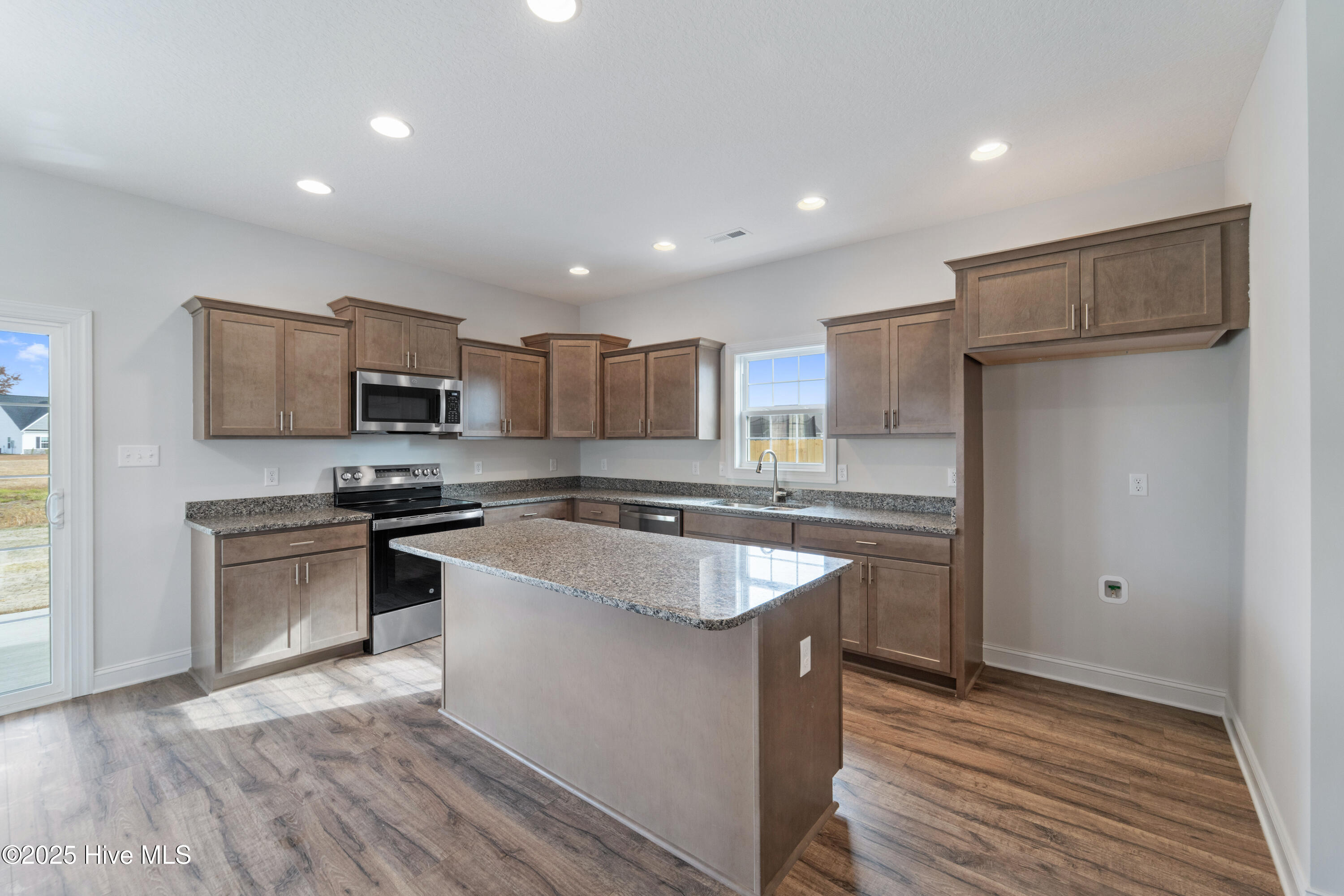 100519002 | Photo 10