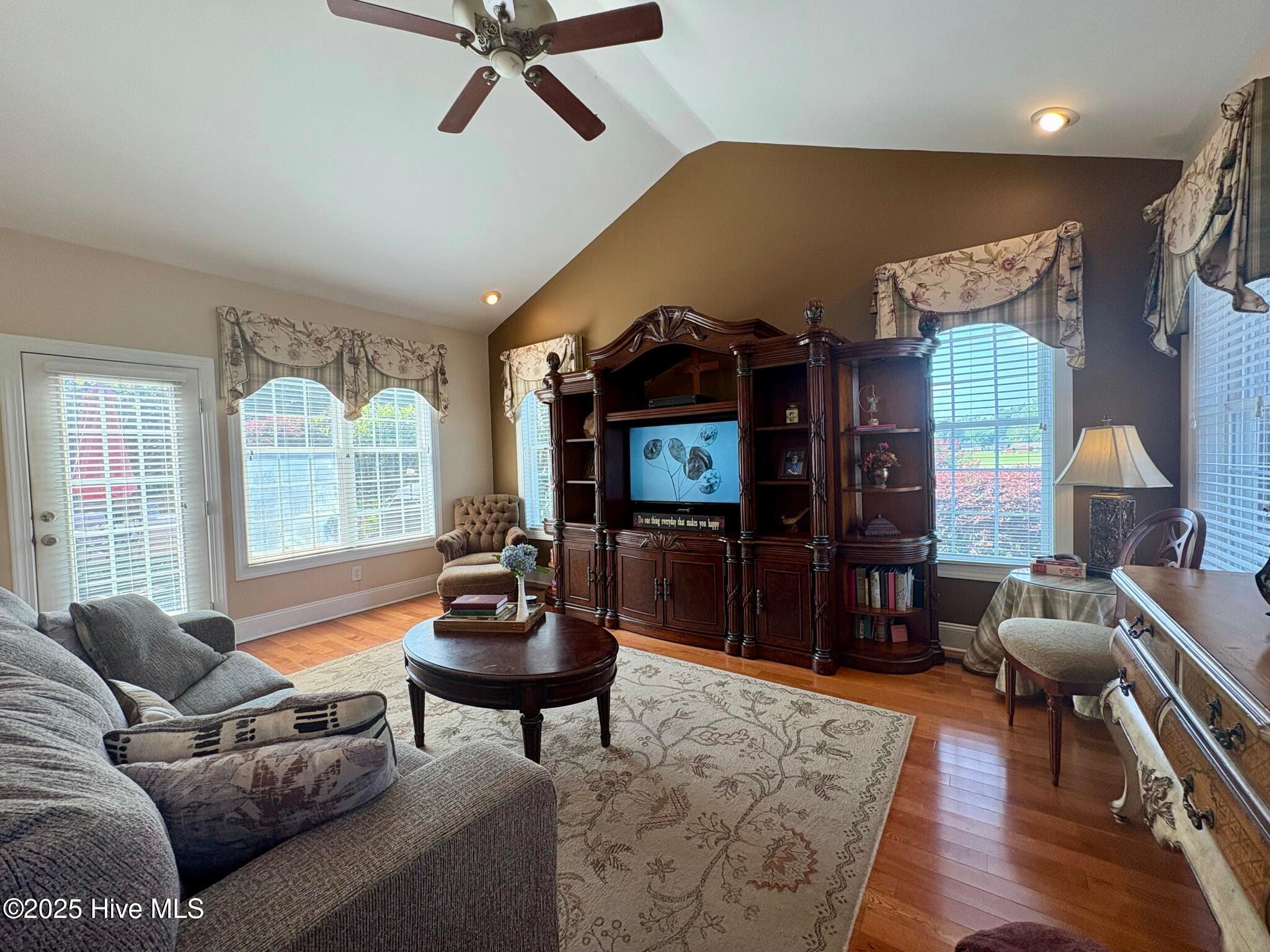 100518479 | Photo 23