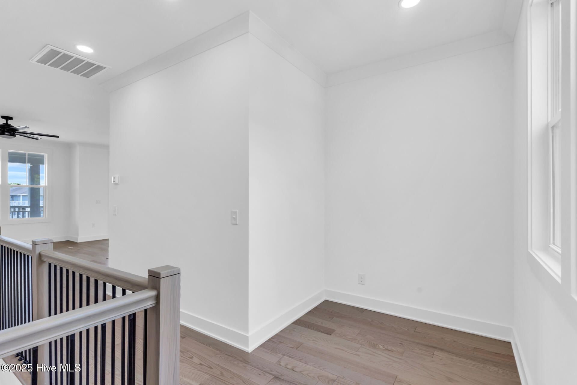 100547120 | Photo 18