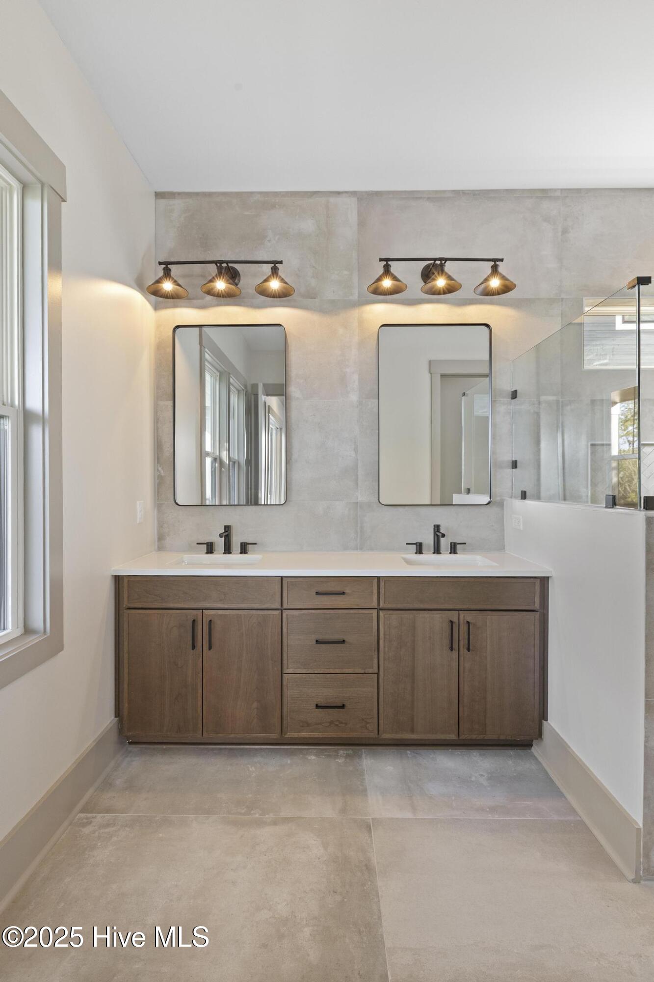 100517946 | Photo 47