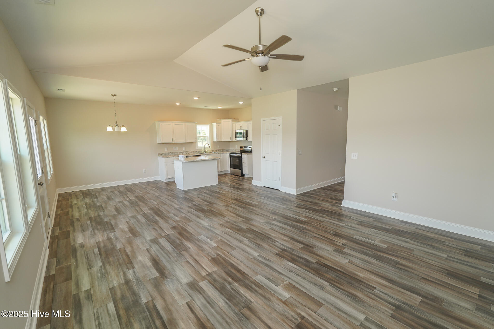 100488193 | Photo 26