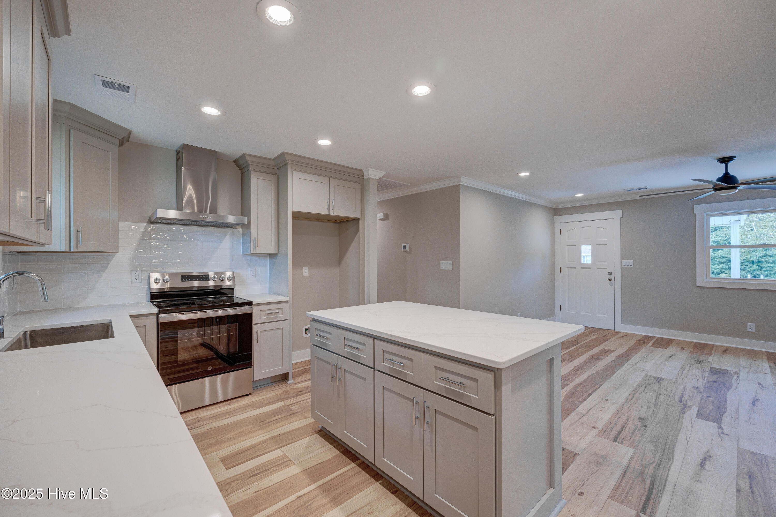 100534169 | Photo 13