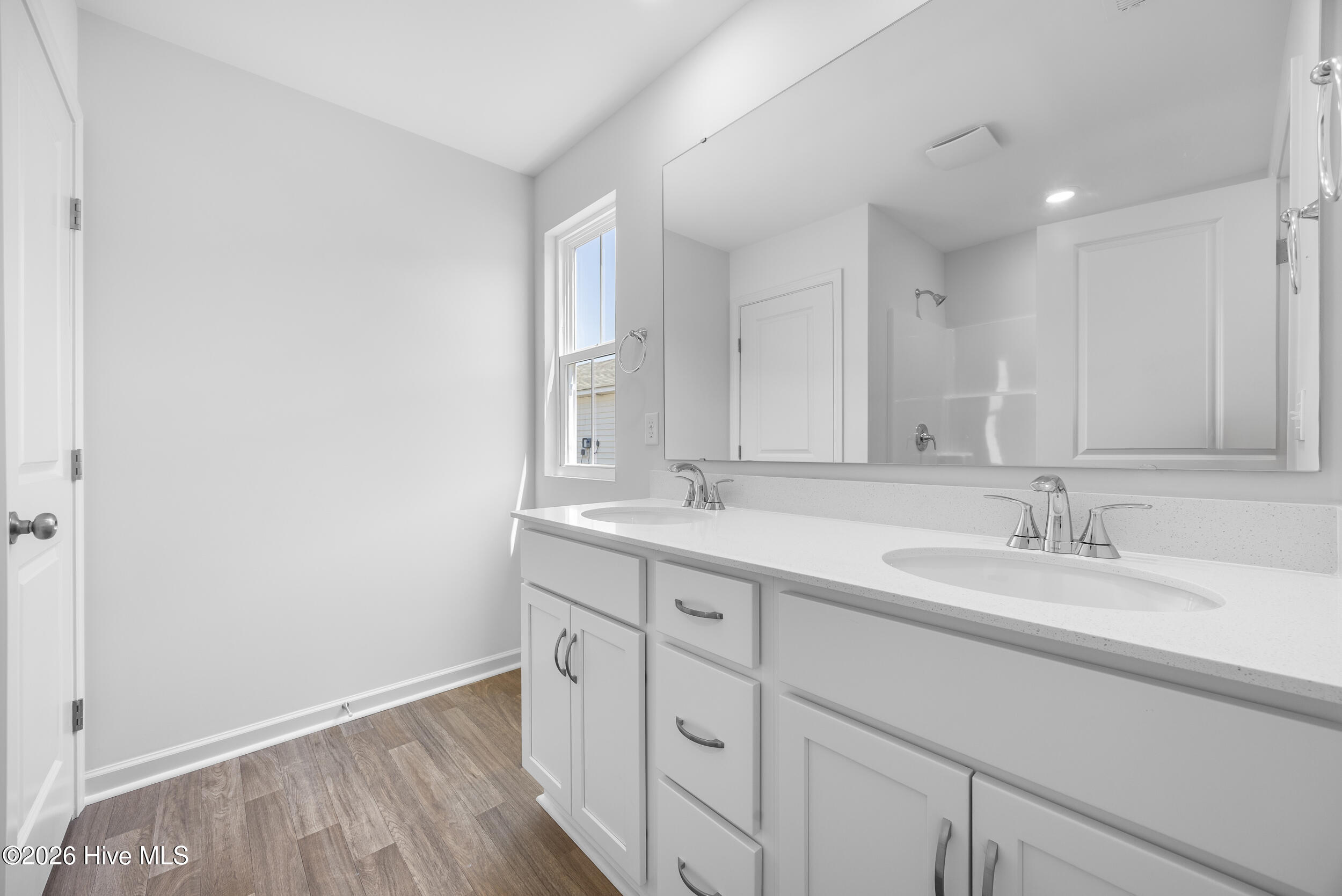 100570038 | Photo 16