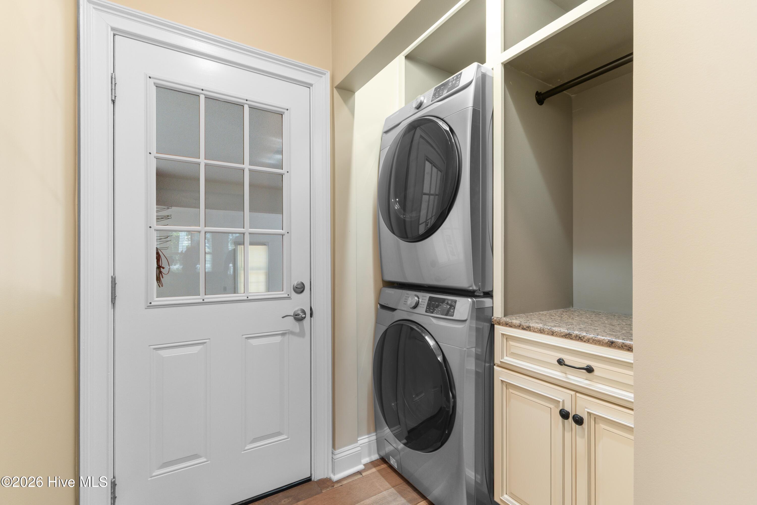 100569260 | Photo 40