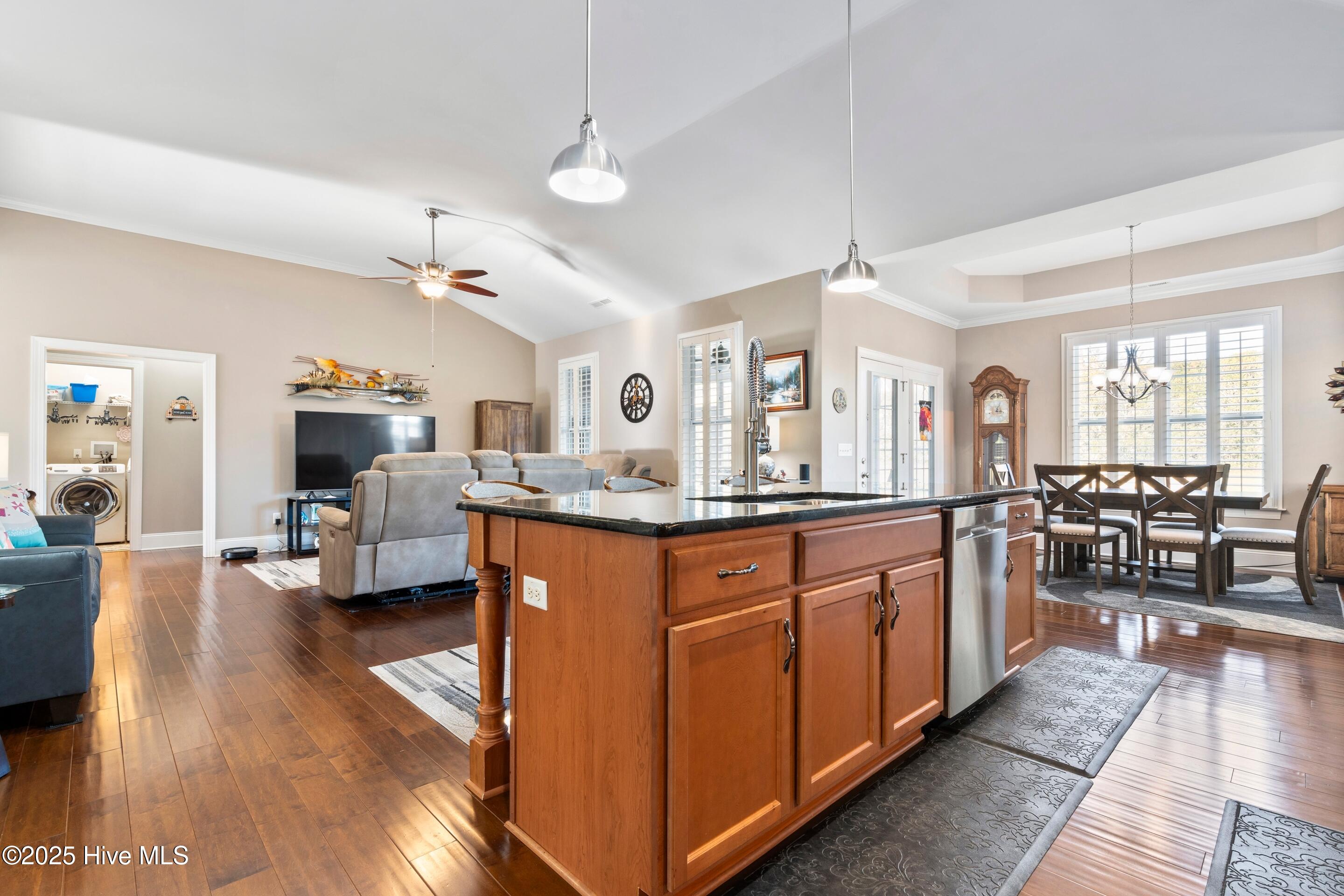 100540800 | Photo 25