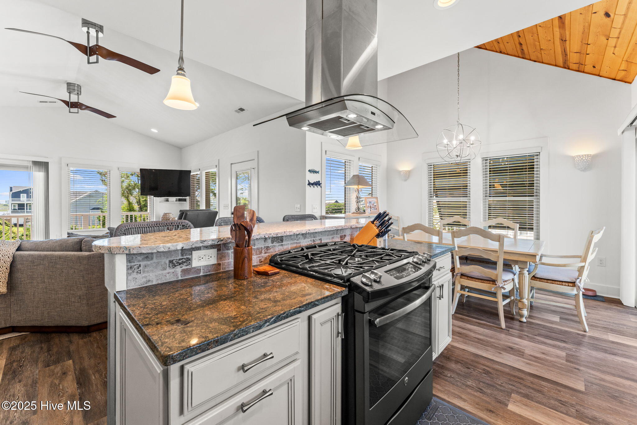 100514865 | Photo 35