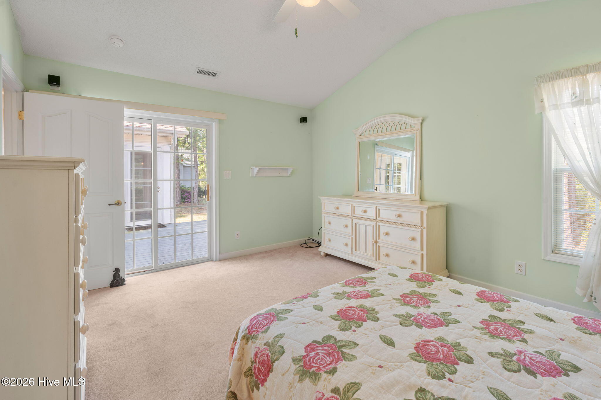 100567184 | Photo 26