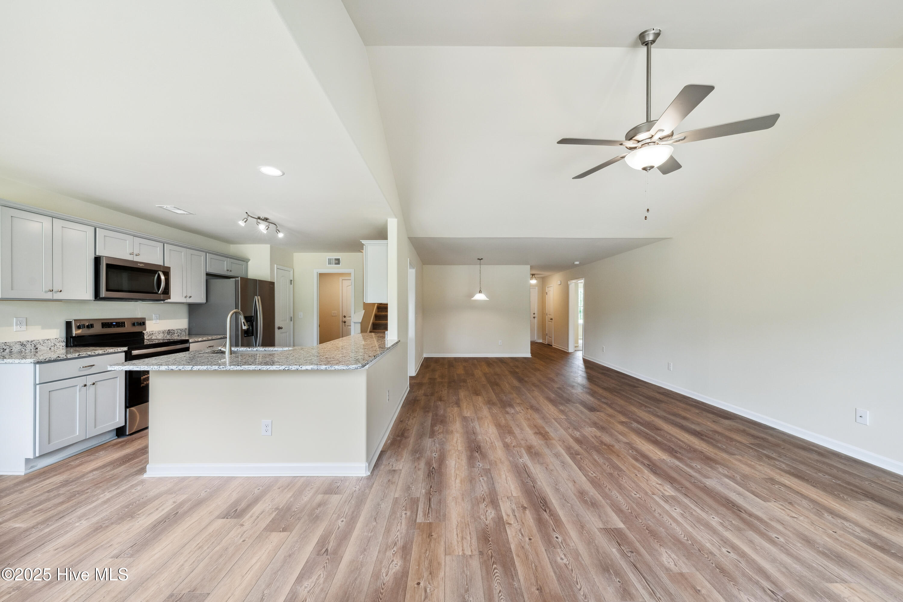 100485279 | Photo 25