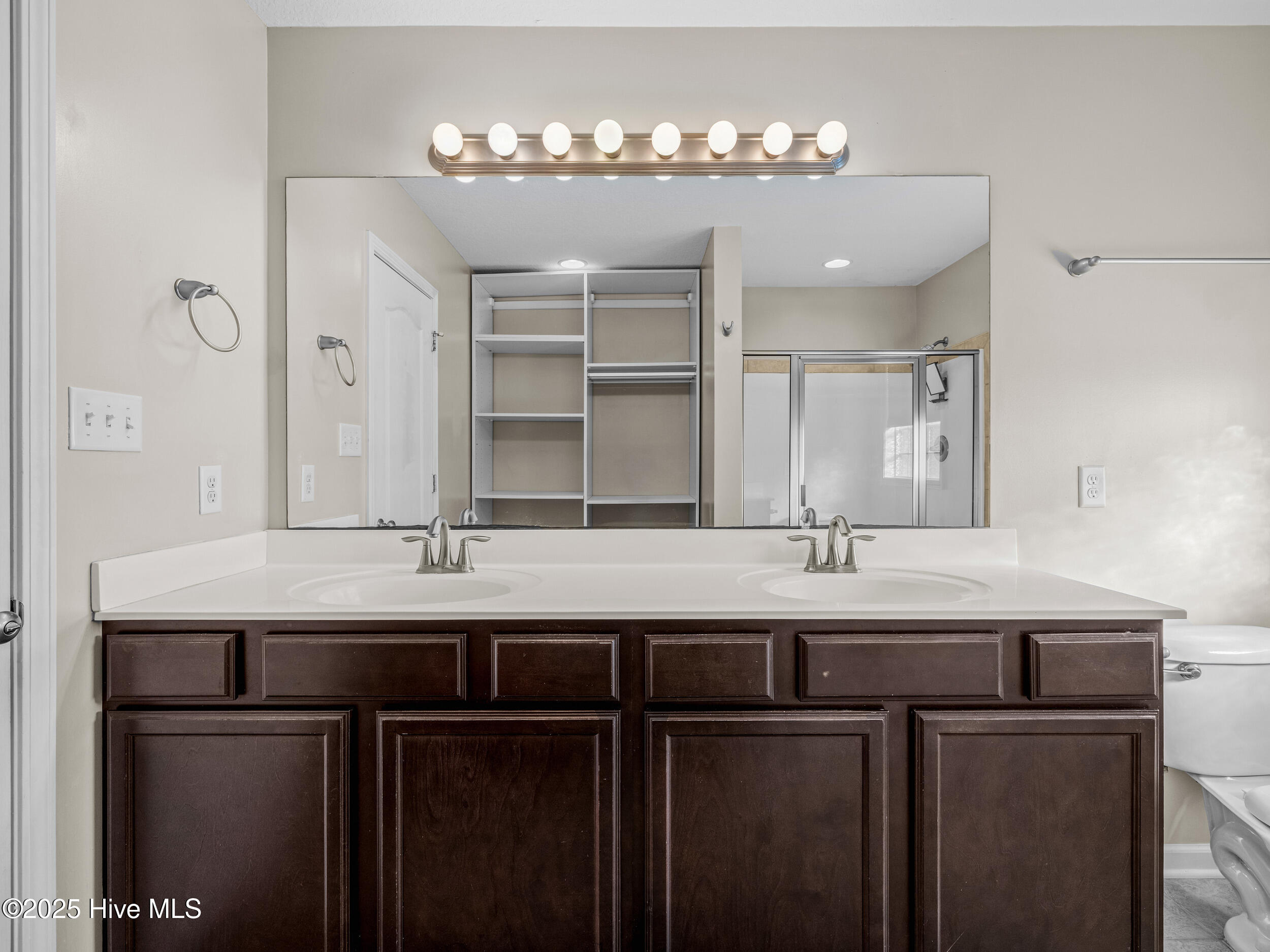 100546969 | Photo 25