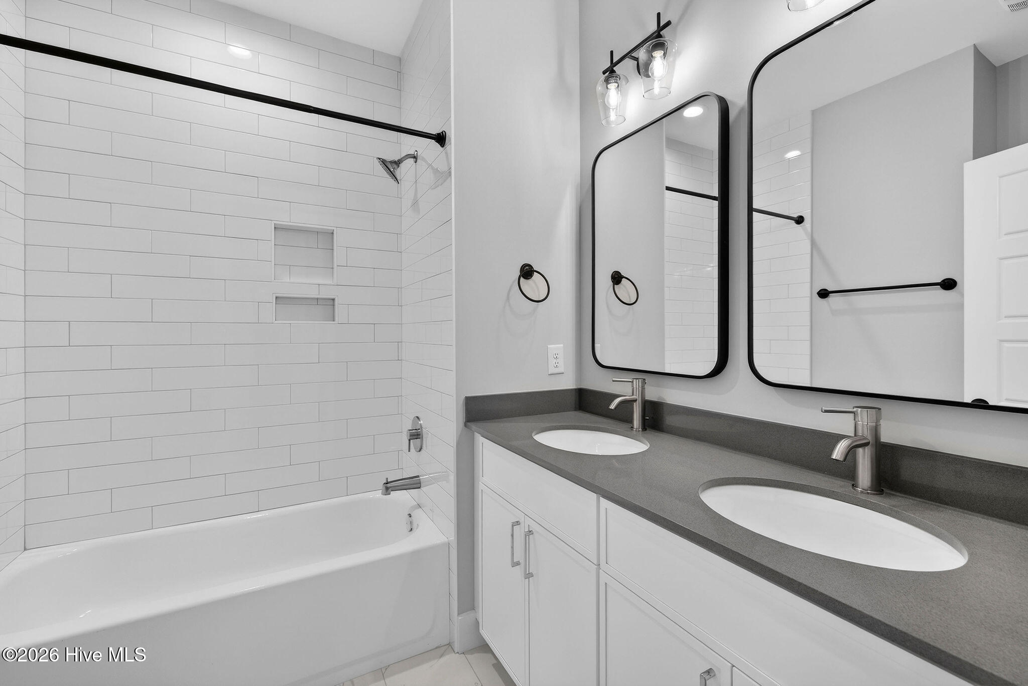 100560917 | Photo 30