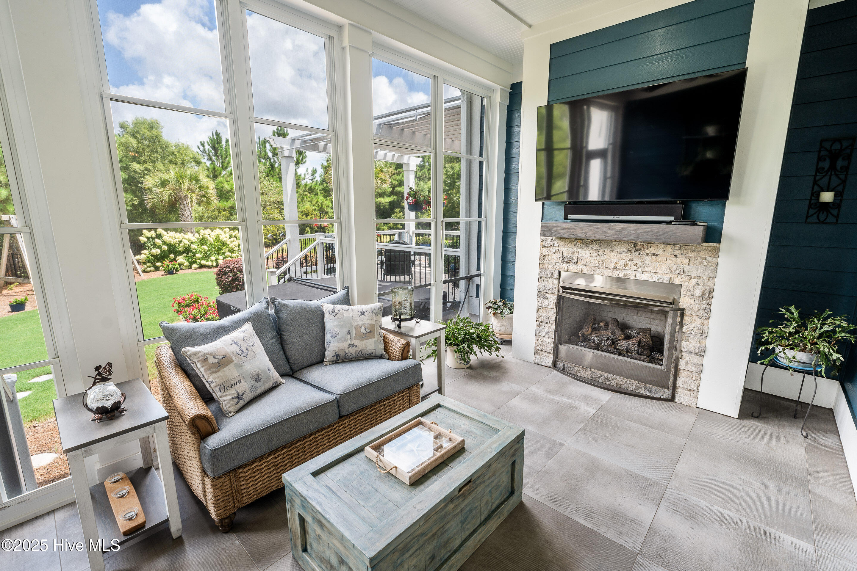 100522679 | Photo 14