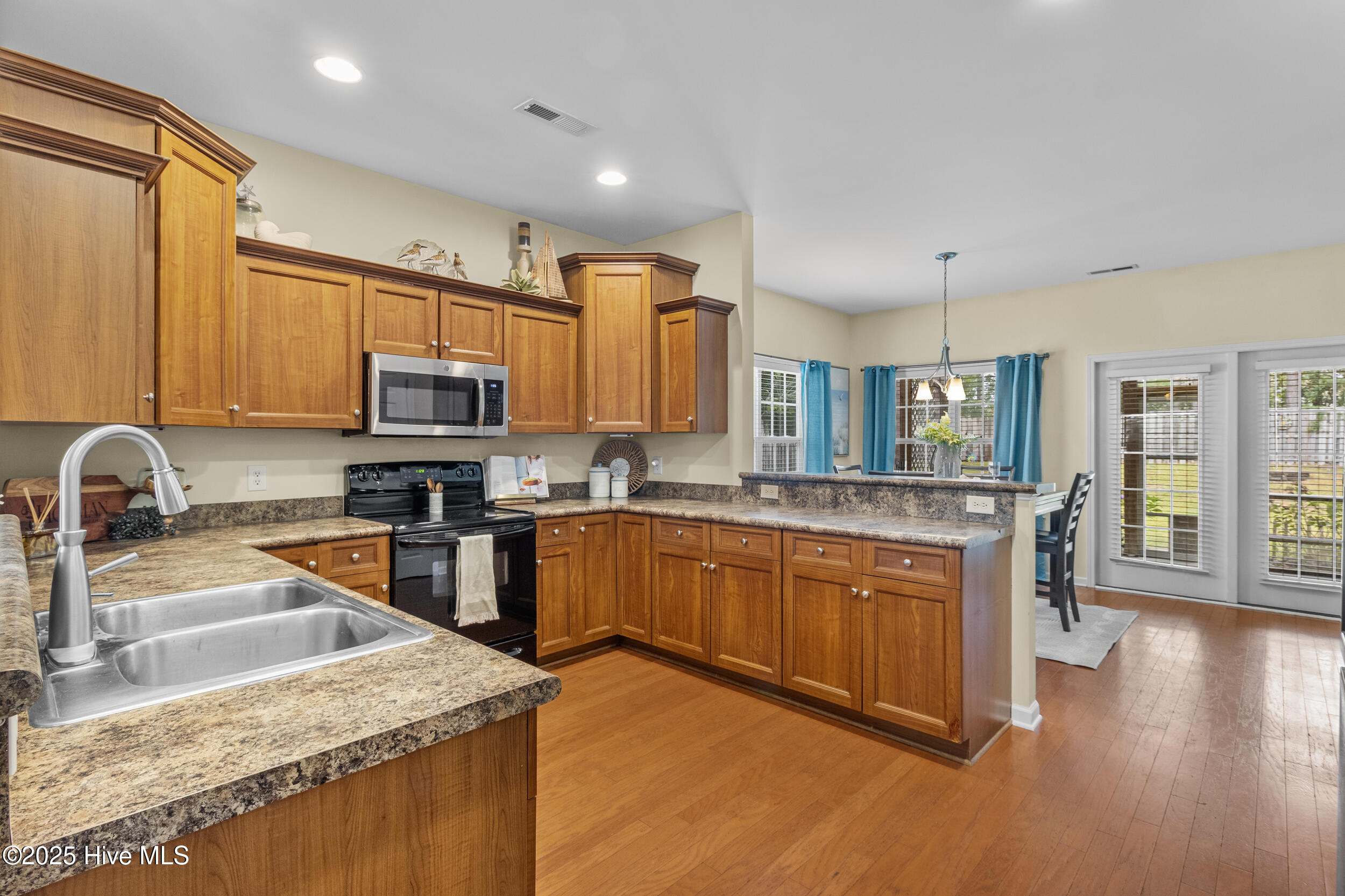 100536590 | Photo 14