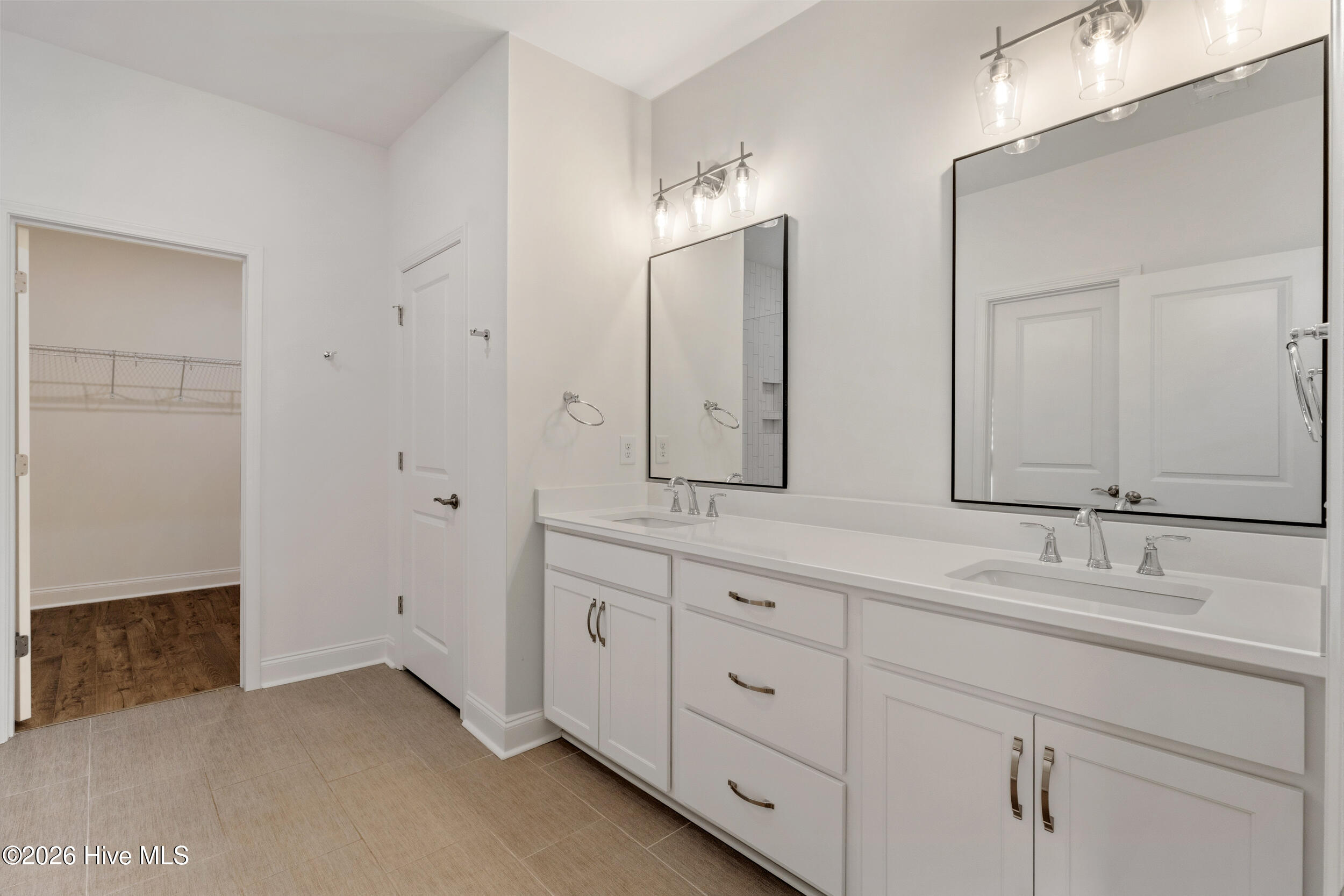 100567721 | Photo 26