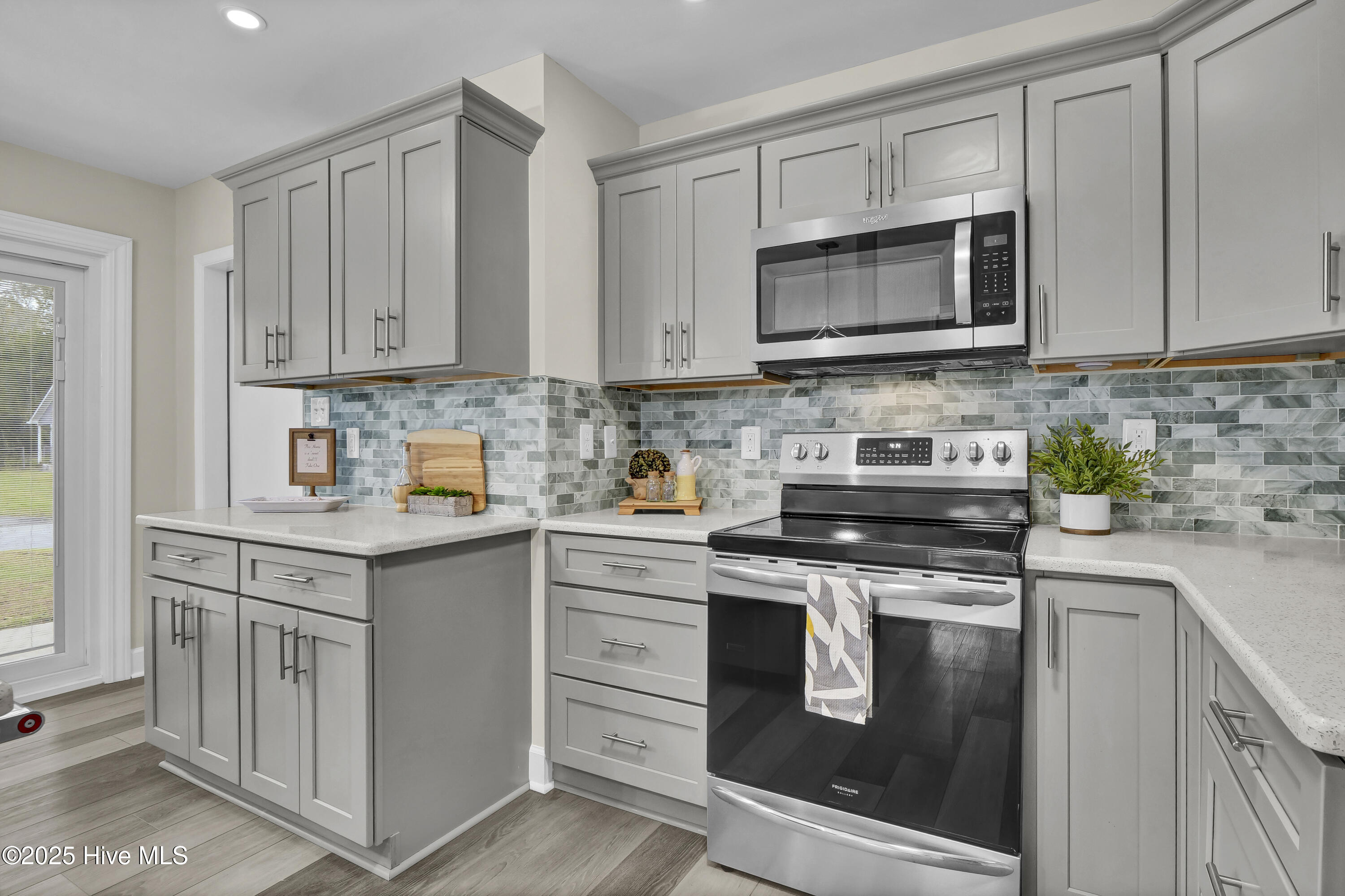 100533460 | Photo 11