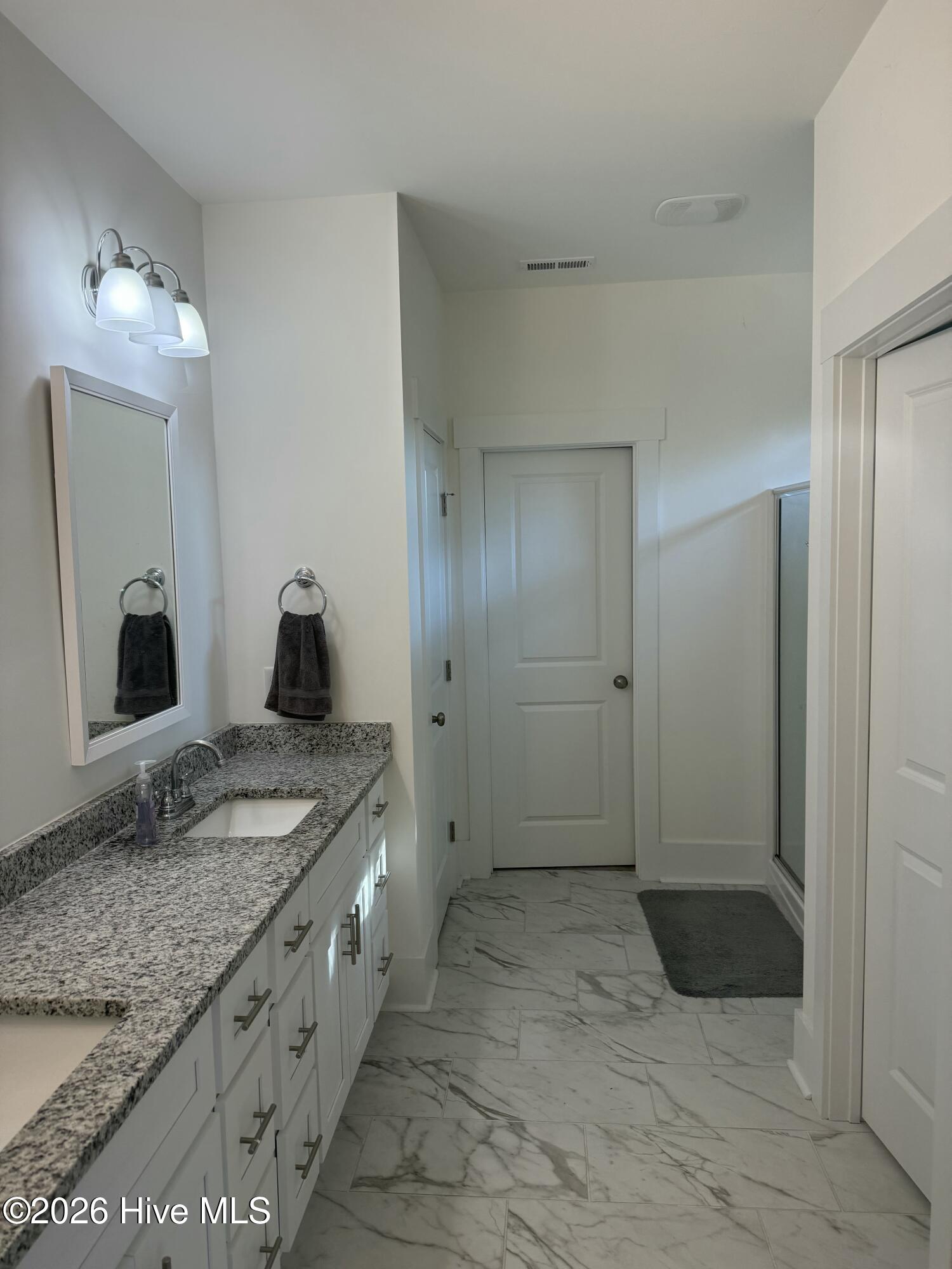 100557326 | Photo 11