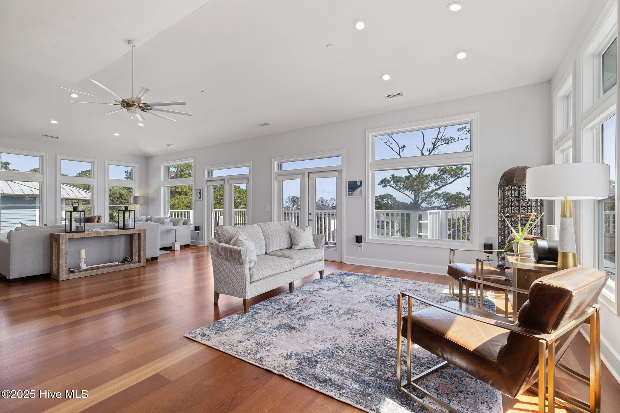 100548263 | Photo 12