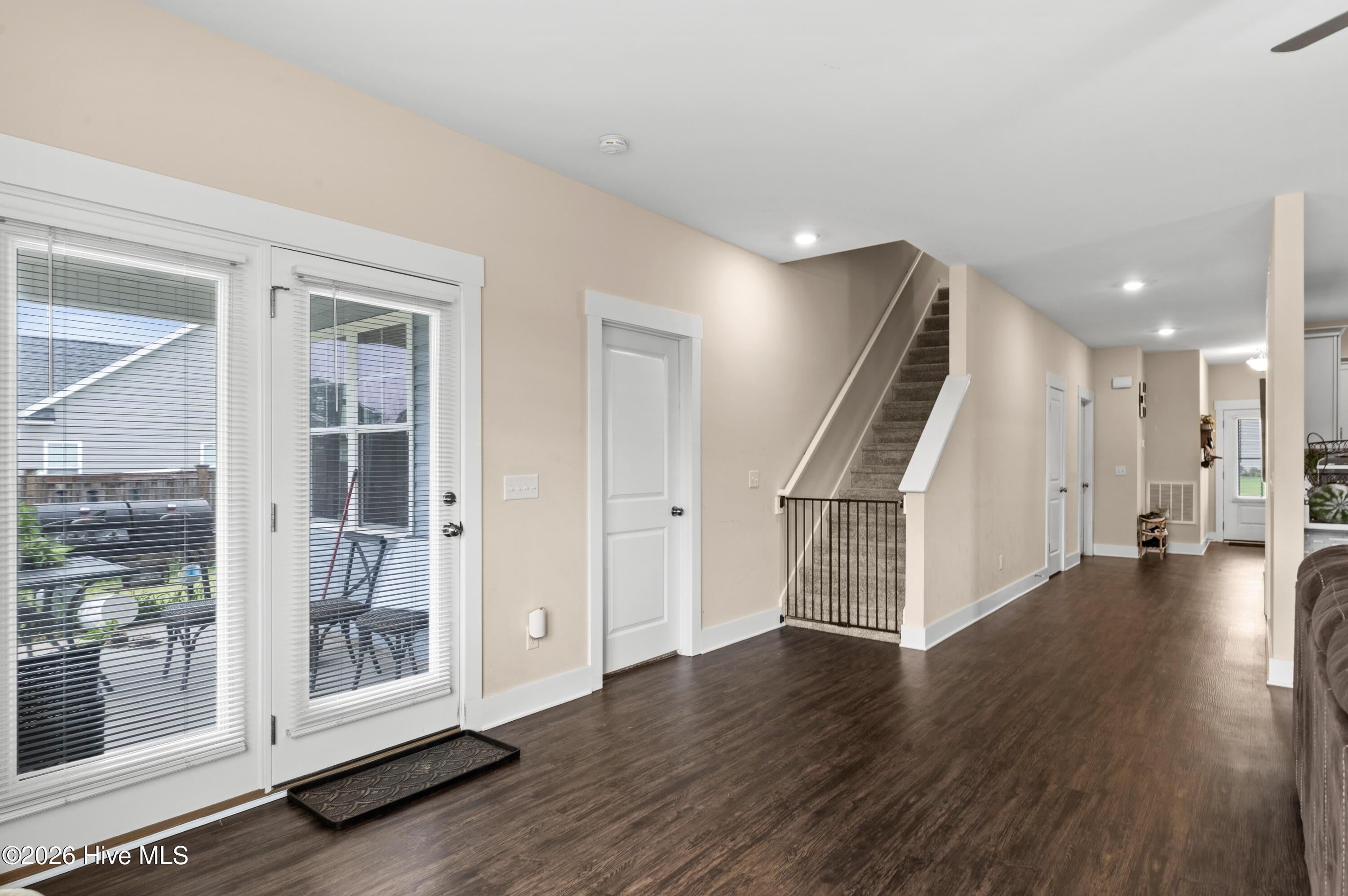 100569273 | Photo 23