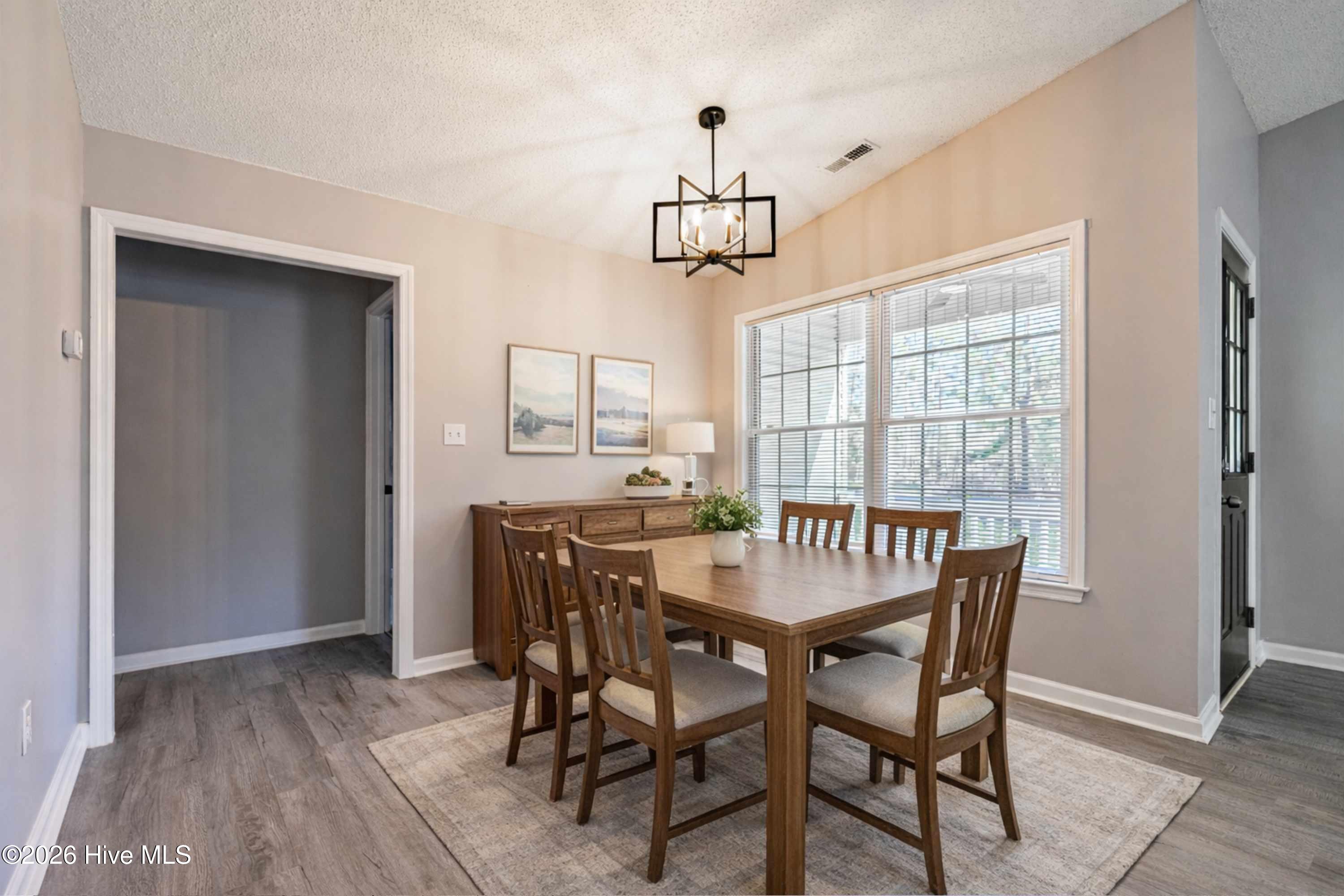 100557378 | Photo 23