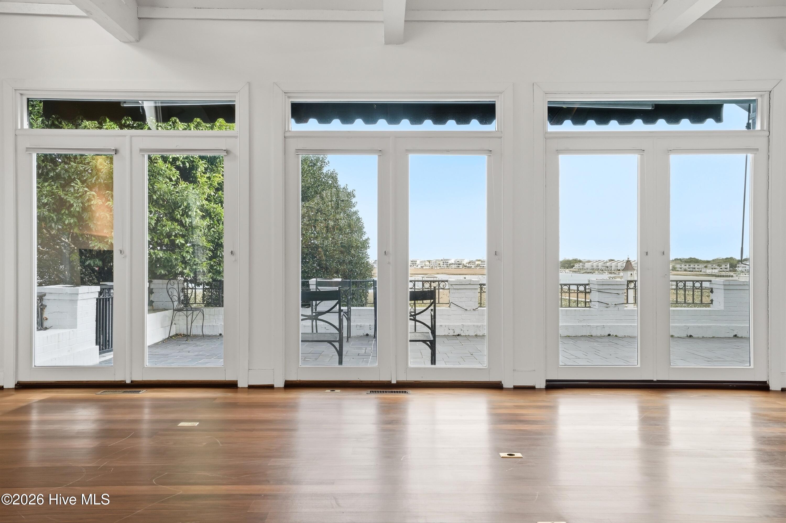 100556046 | Photo 21