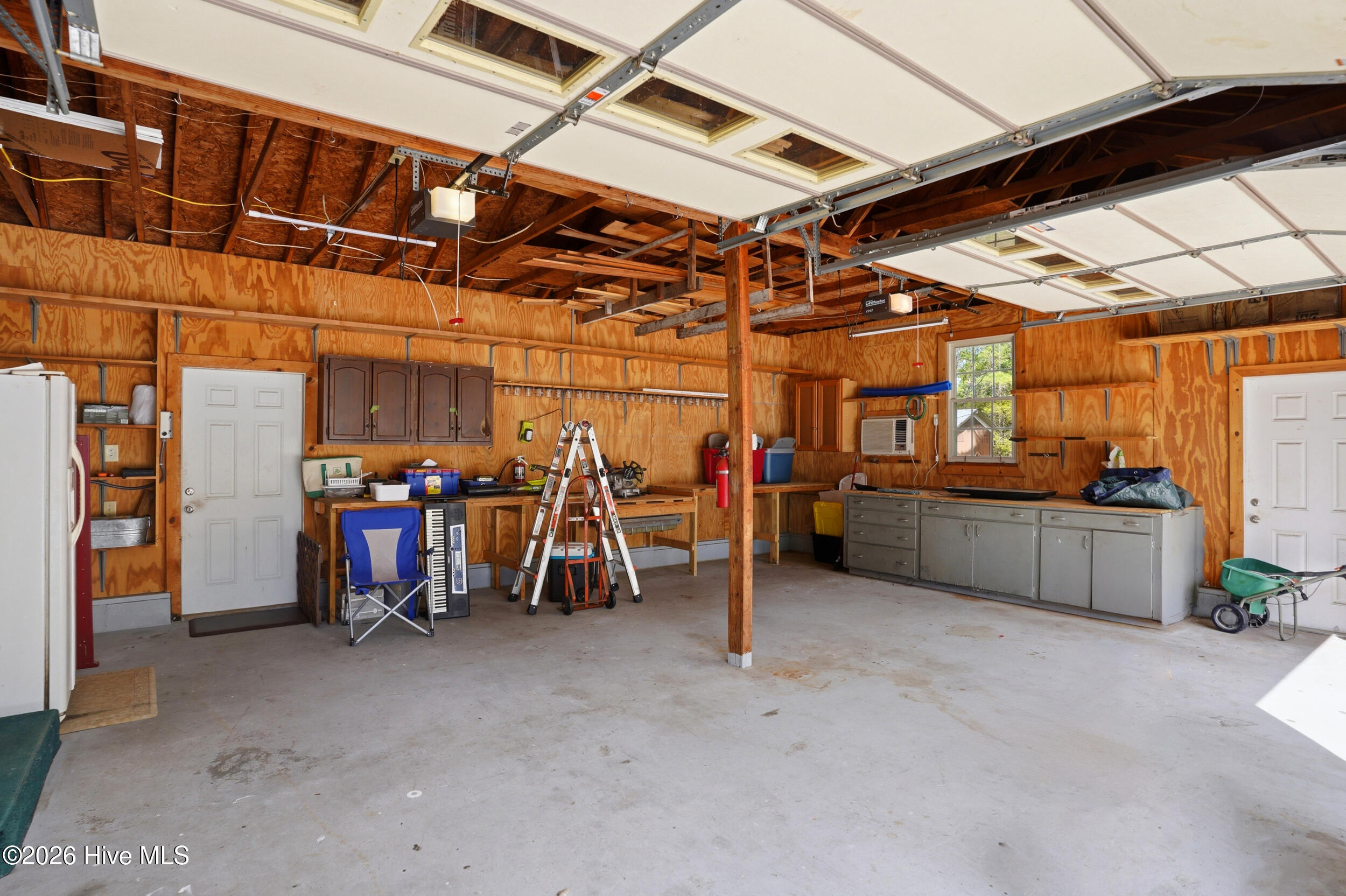 100565910 | Photo 33