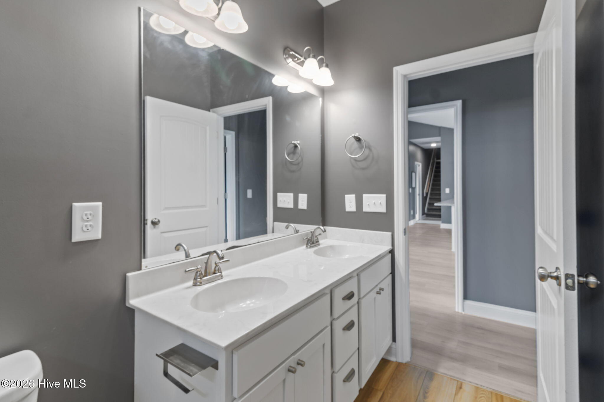 100560163 | Photo 28