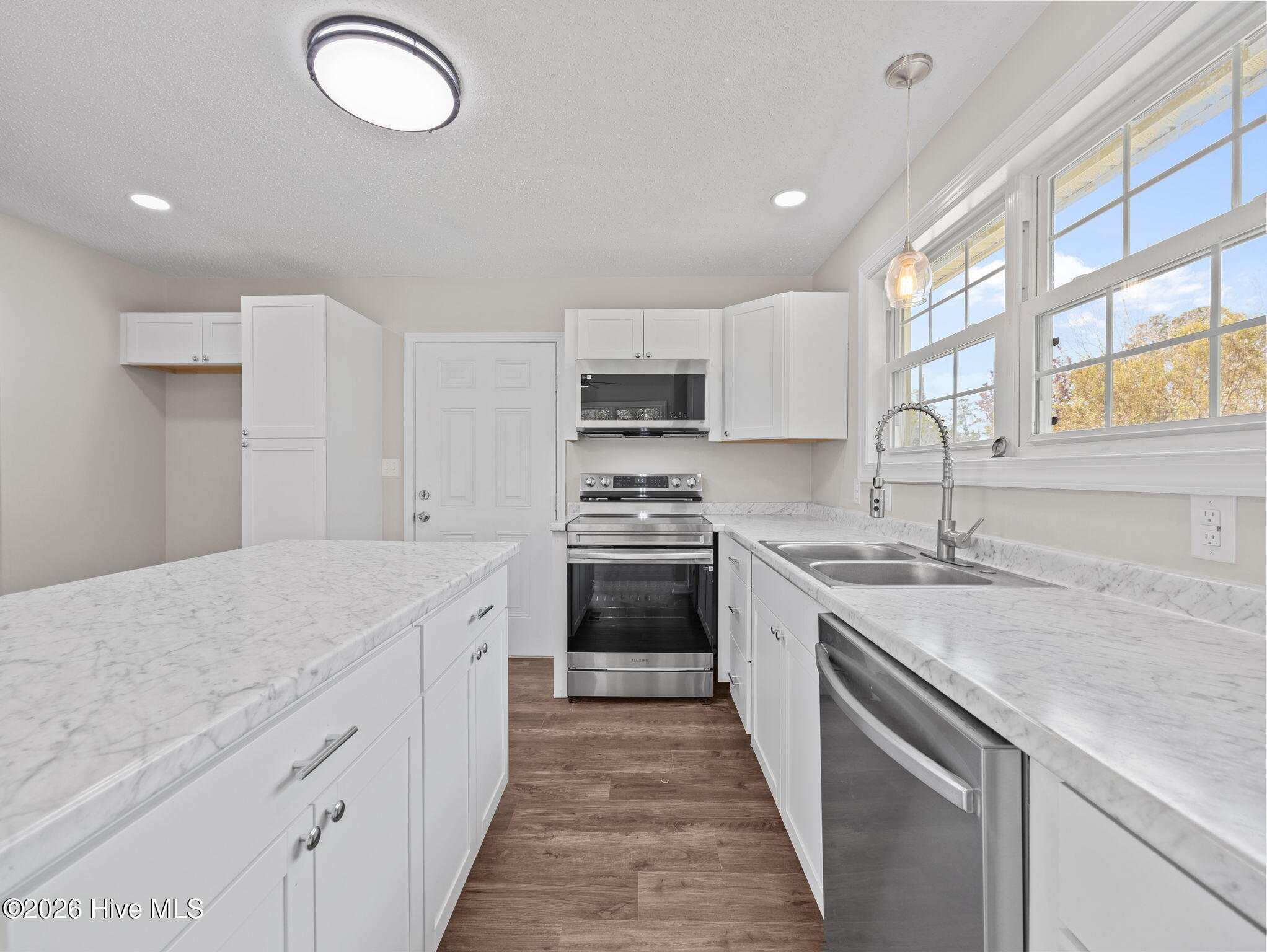 100564387 | Photo 15