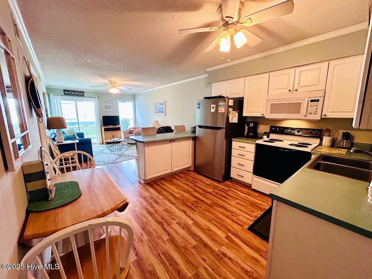 918 Carolina Beach Avenue N 2b, Carolina Beach, NC 28428 – photo 6: 918 CB Ave N 2B open