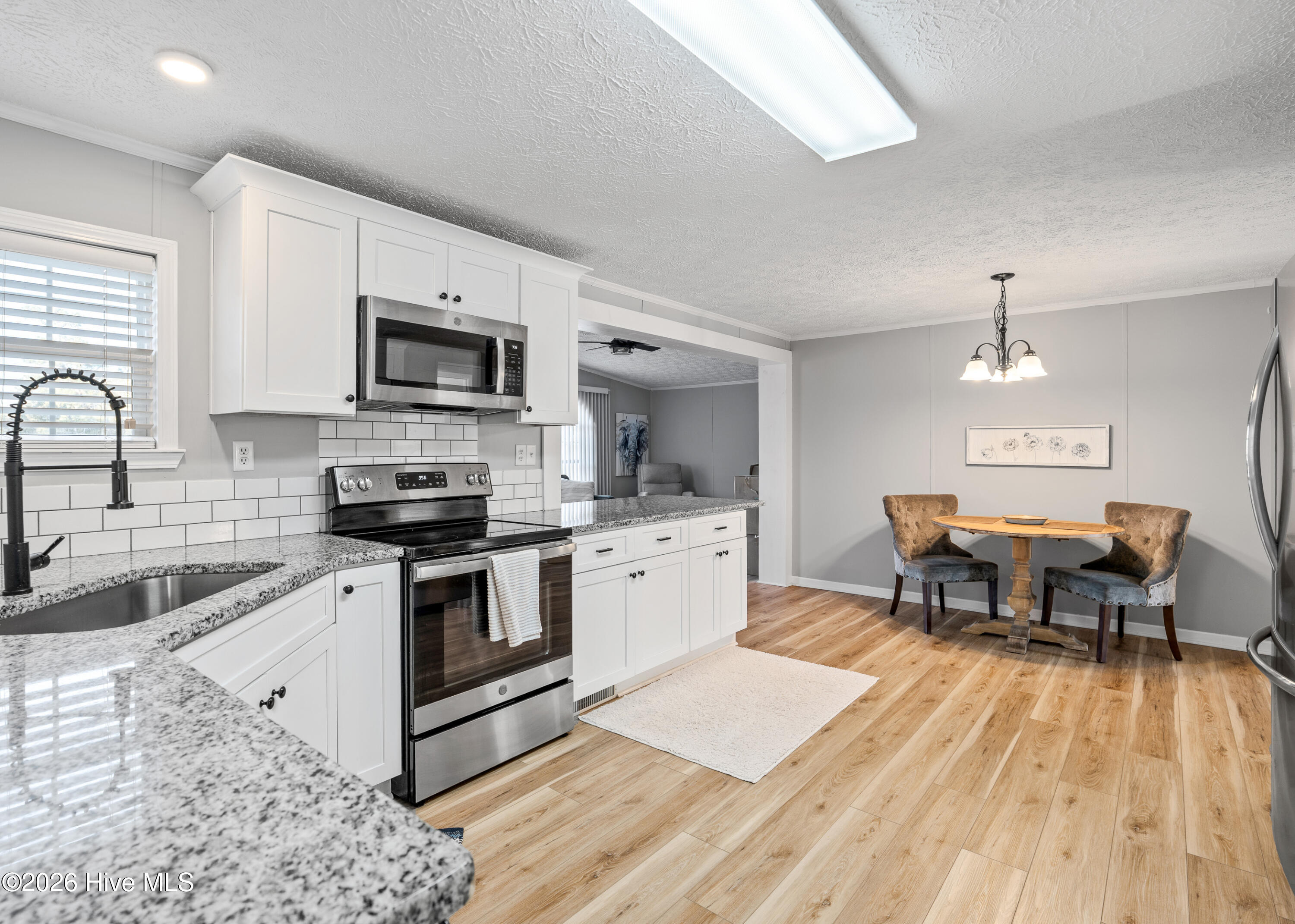 100548742 | Photo 12