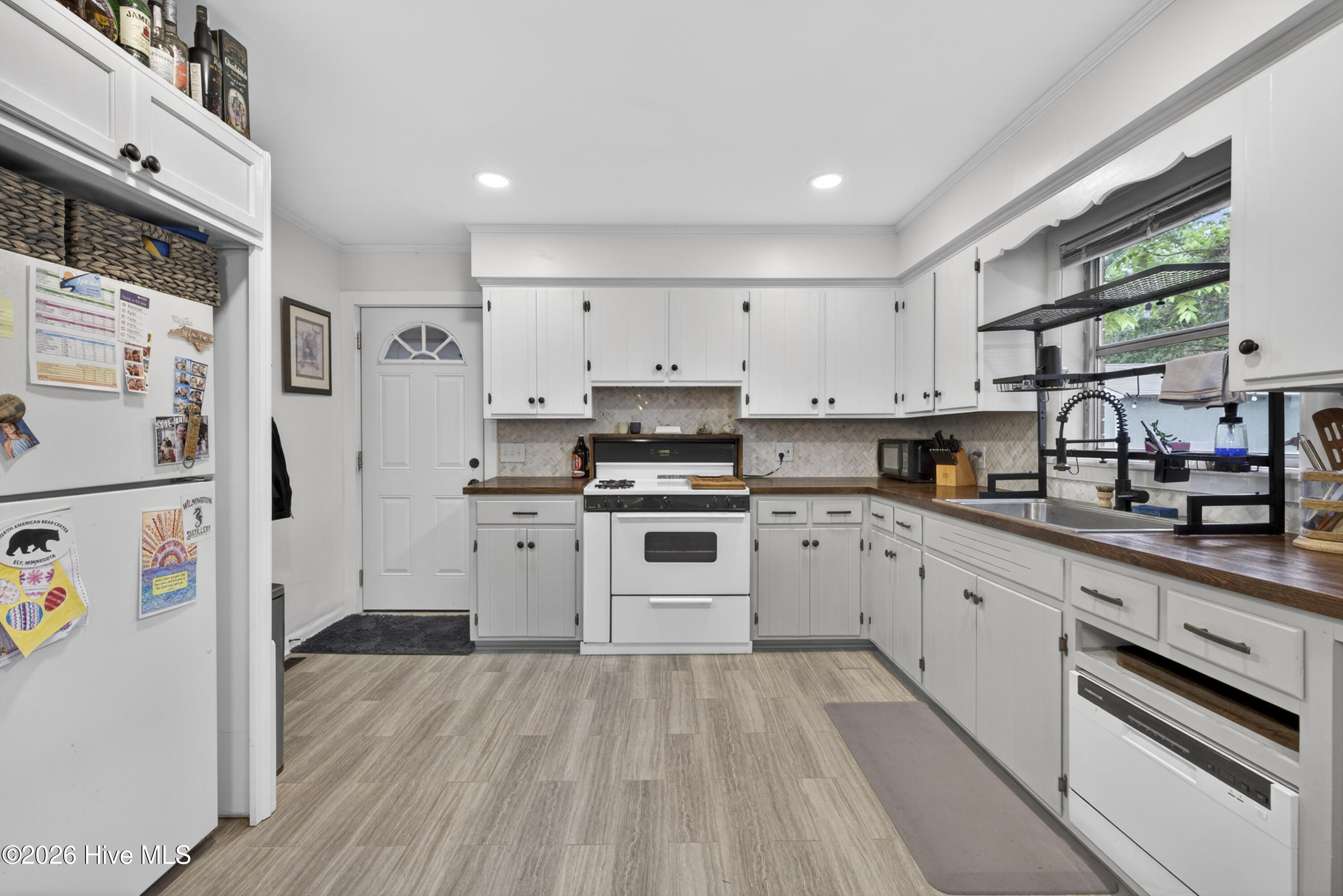 100570211 | Photo 23