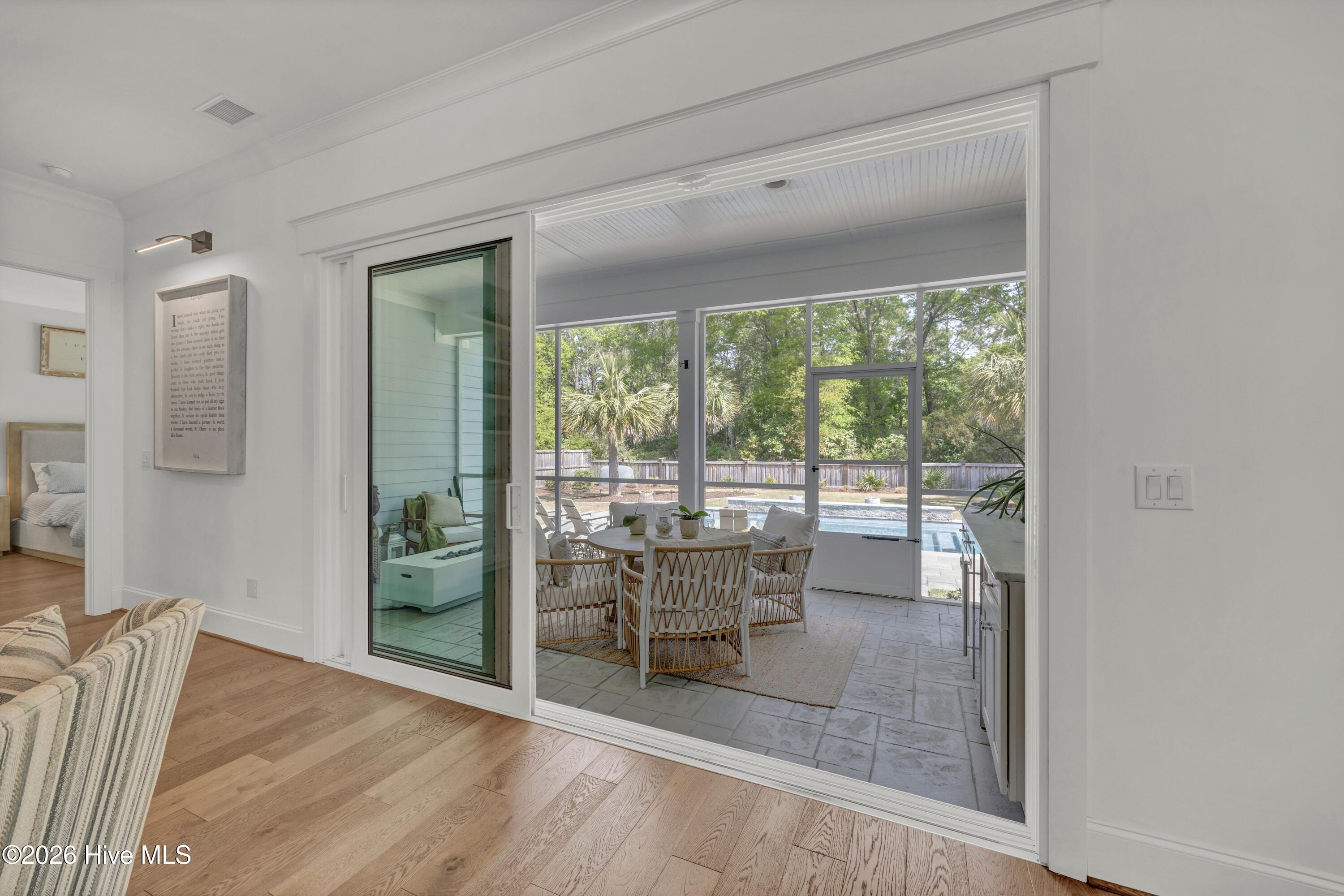 100566048 | Photo 31