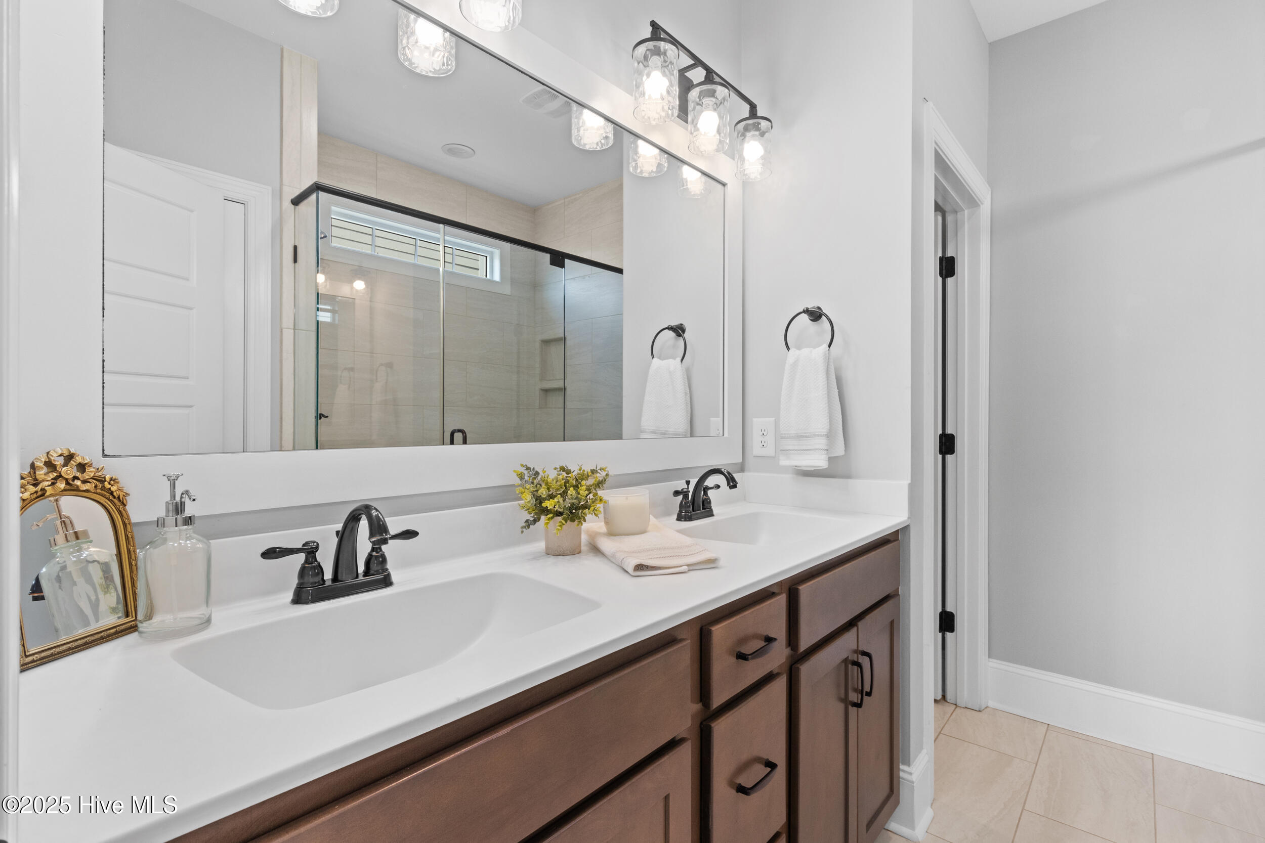 100528109 | Photo 24